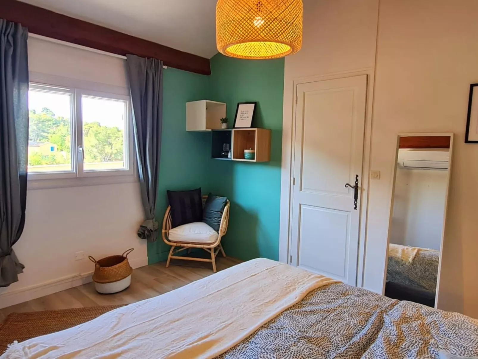 Im Herzen eines Weinguts, Terrasse und Balkon mit Bergblick, Schwimmbad - Drinnen