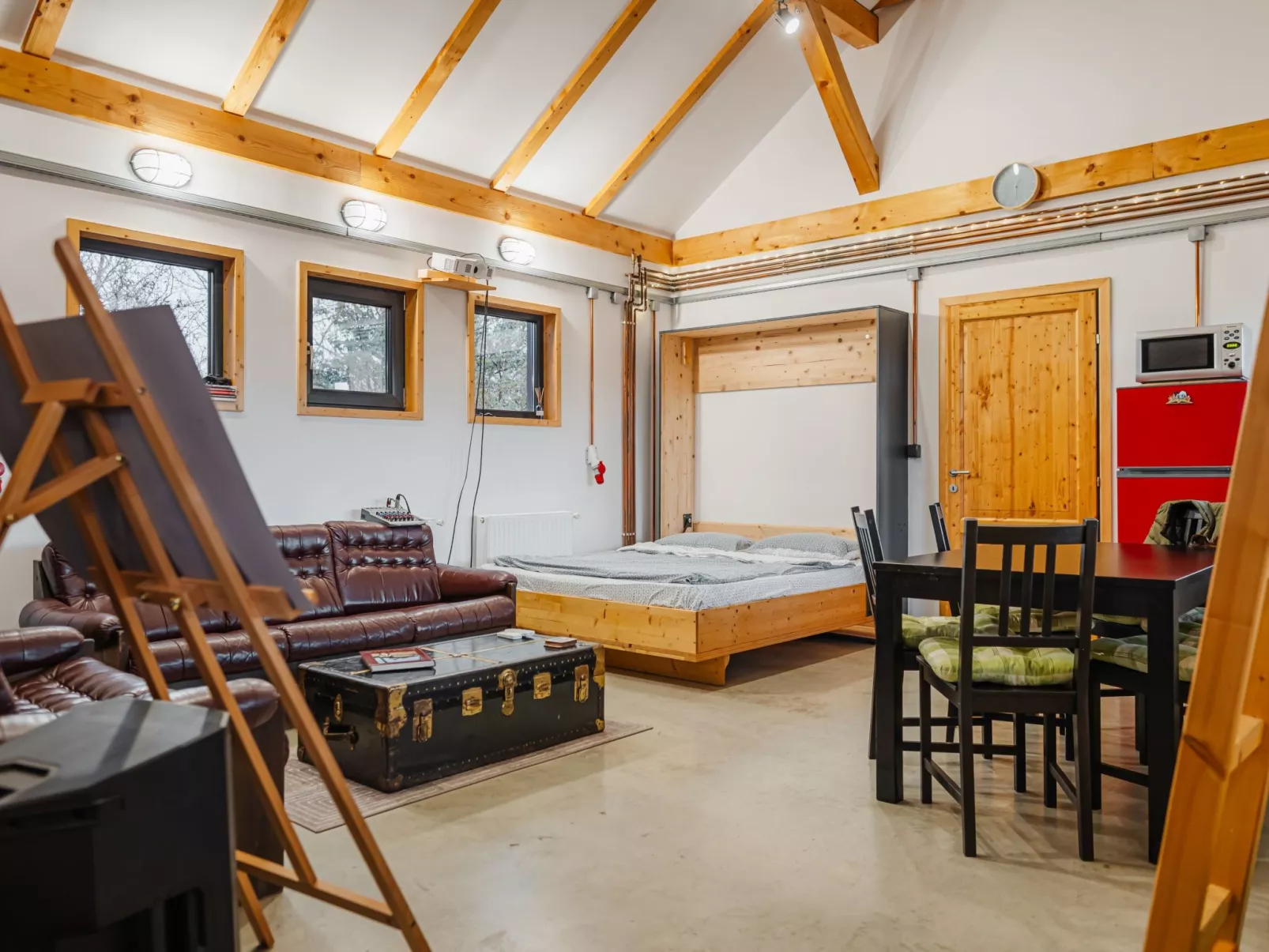 Kleines Haus mit Werkstatt-Inside