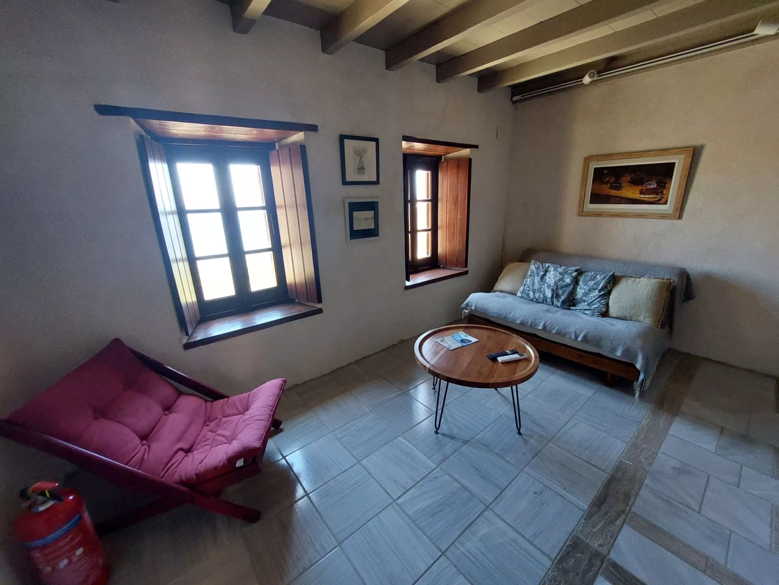 "Goulas" mit Blick auf das Wasser-Drinnen