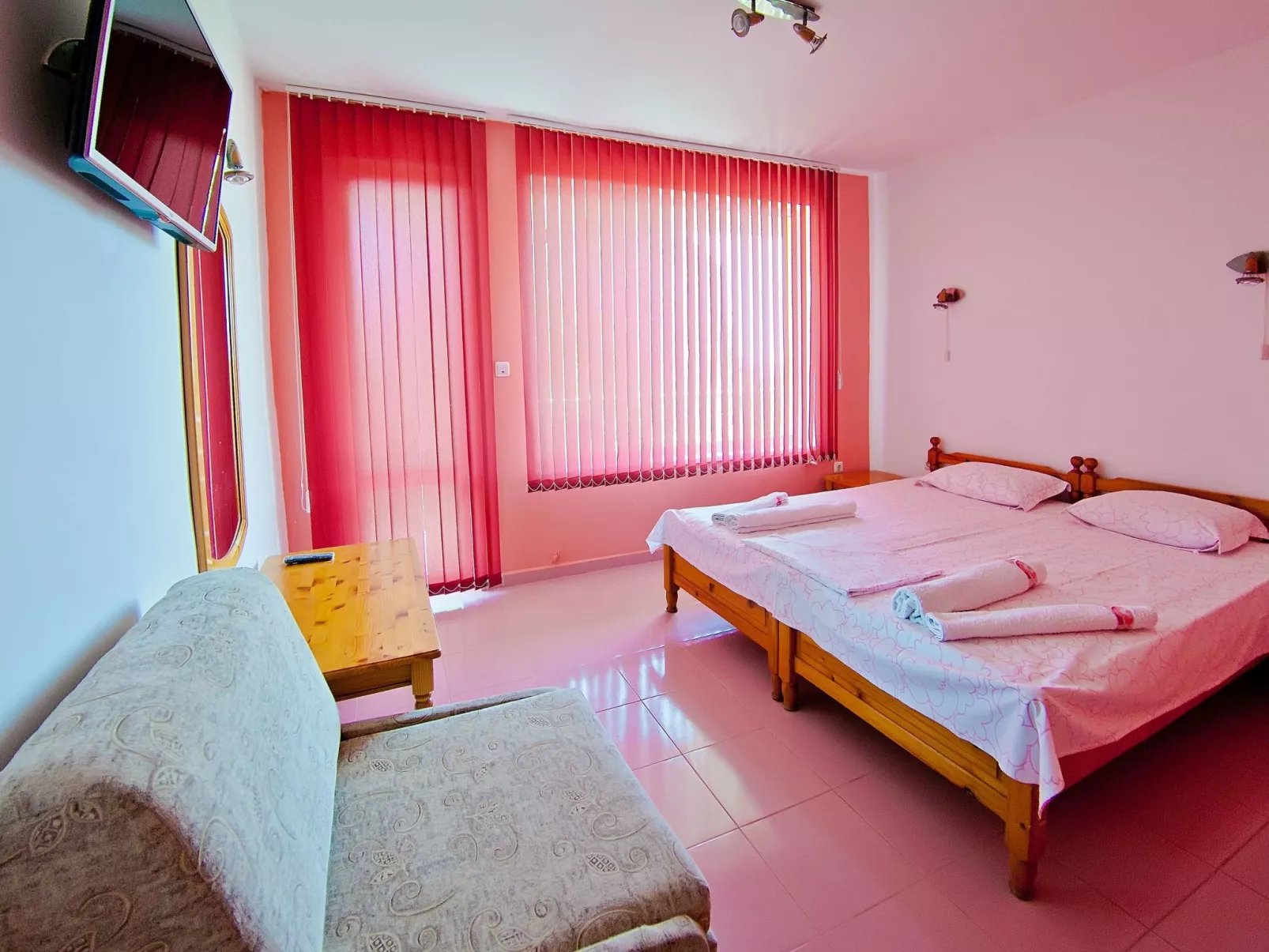 Mit Blick auf das Wasser-Drinnen