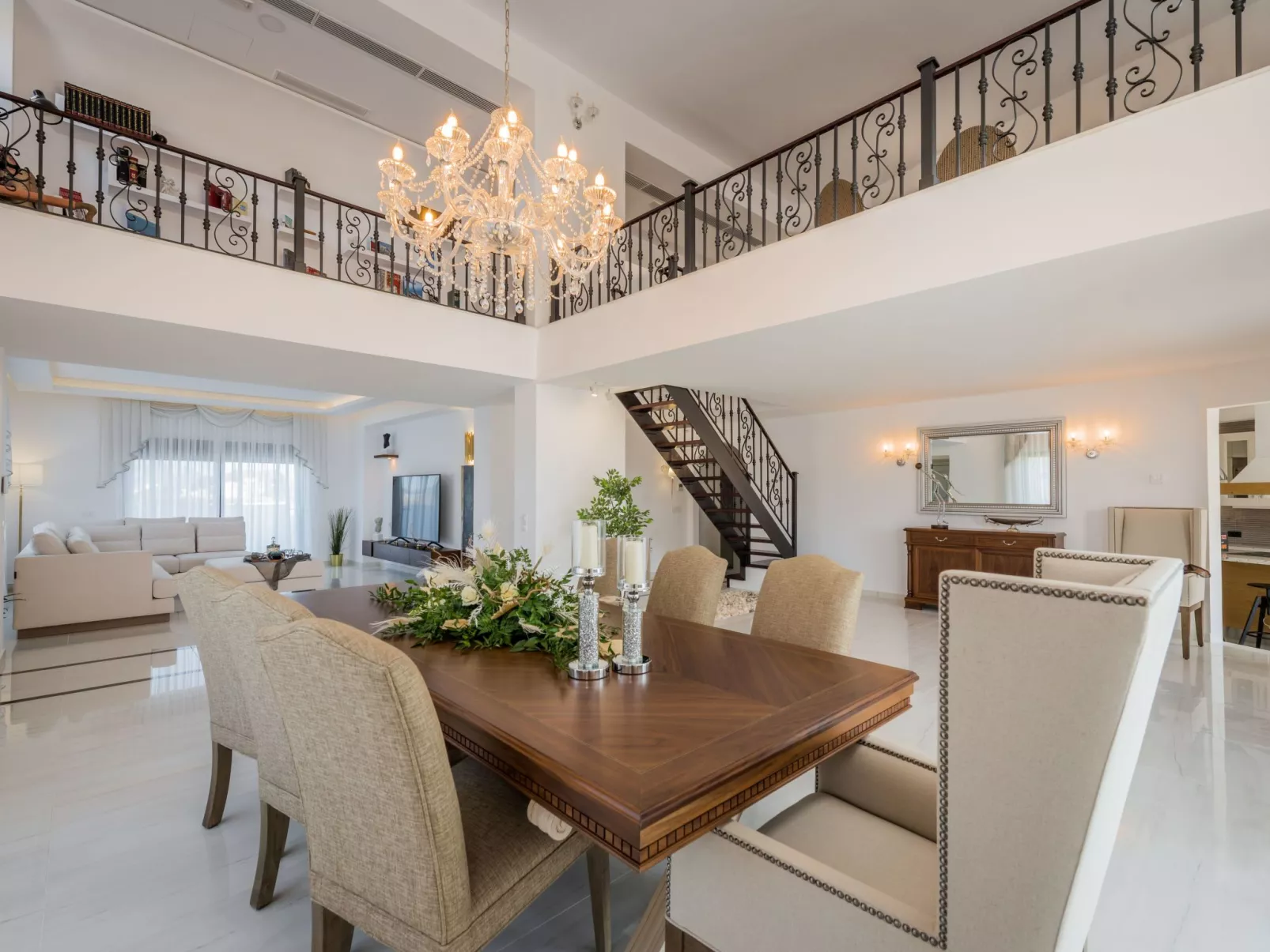 In Arkadii mit Außenpool-Drinnen