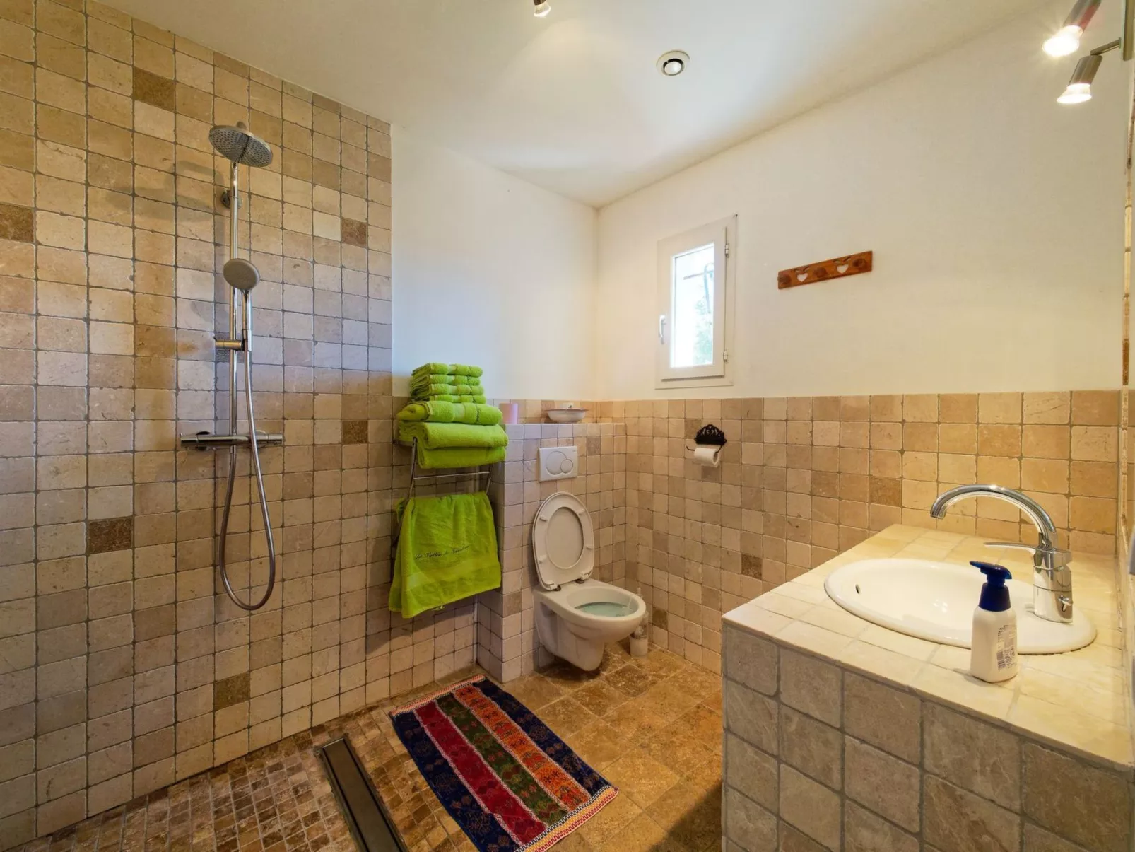 Mit eigenem Pool-Drinnen