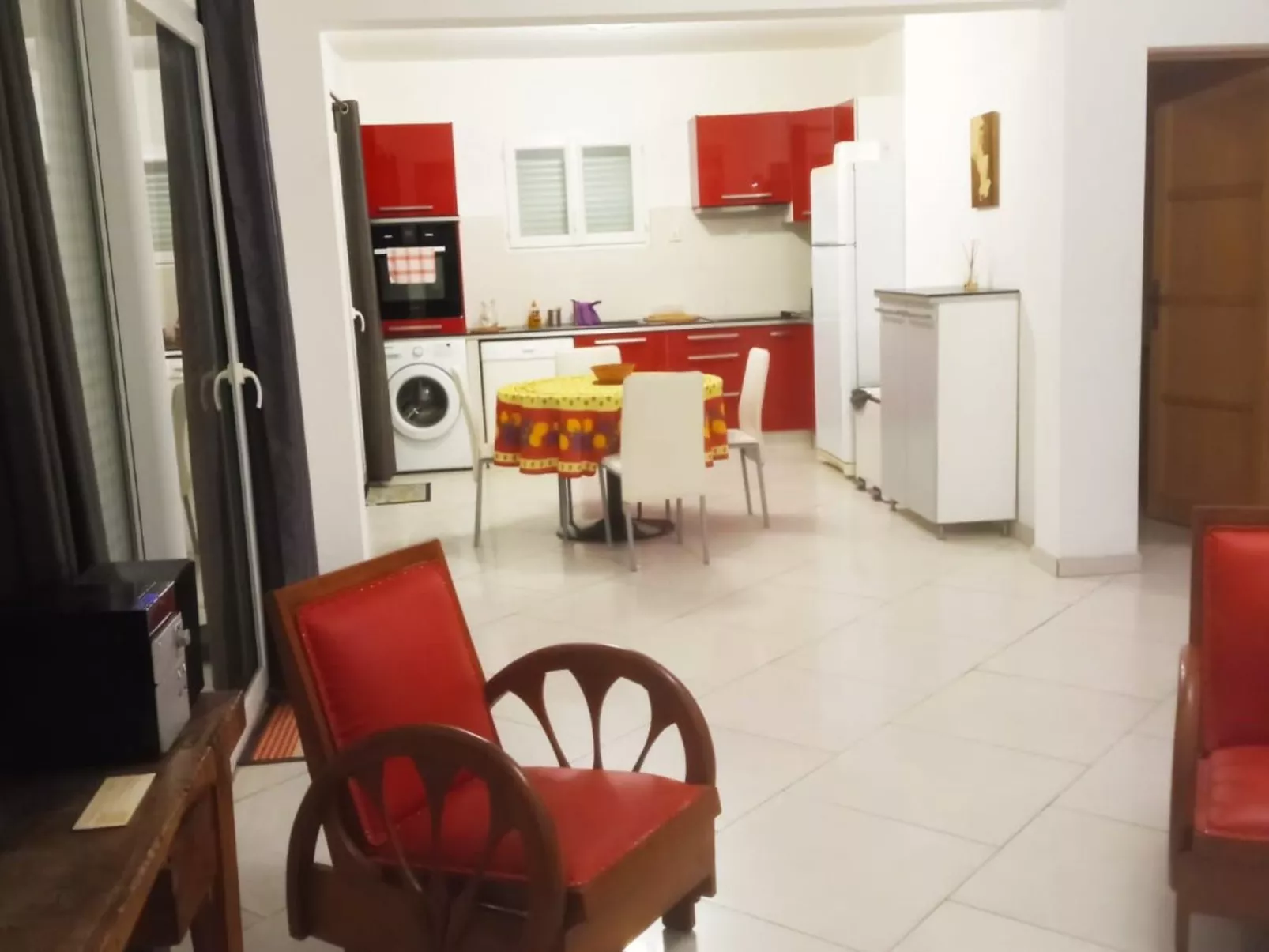 La petite maison sous les pinins-innenpool-Drinnen