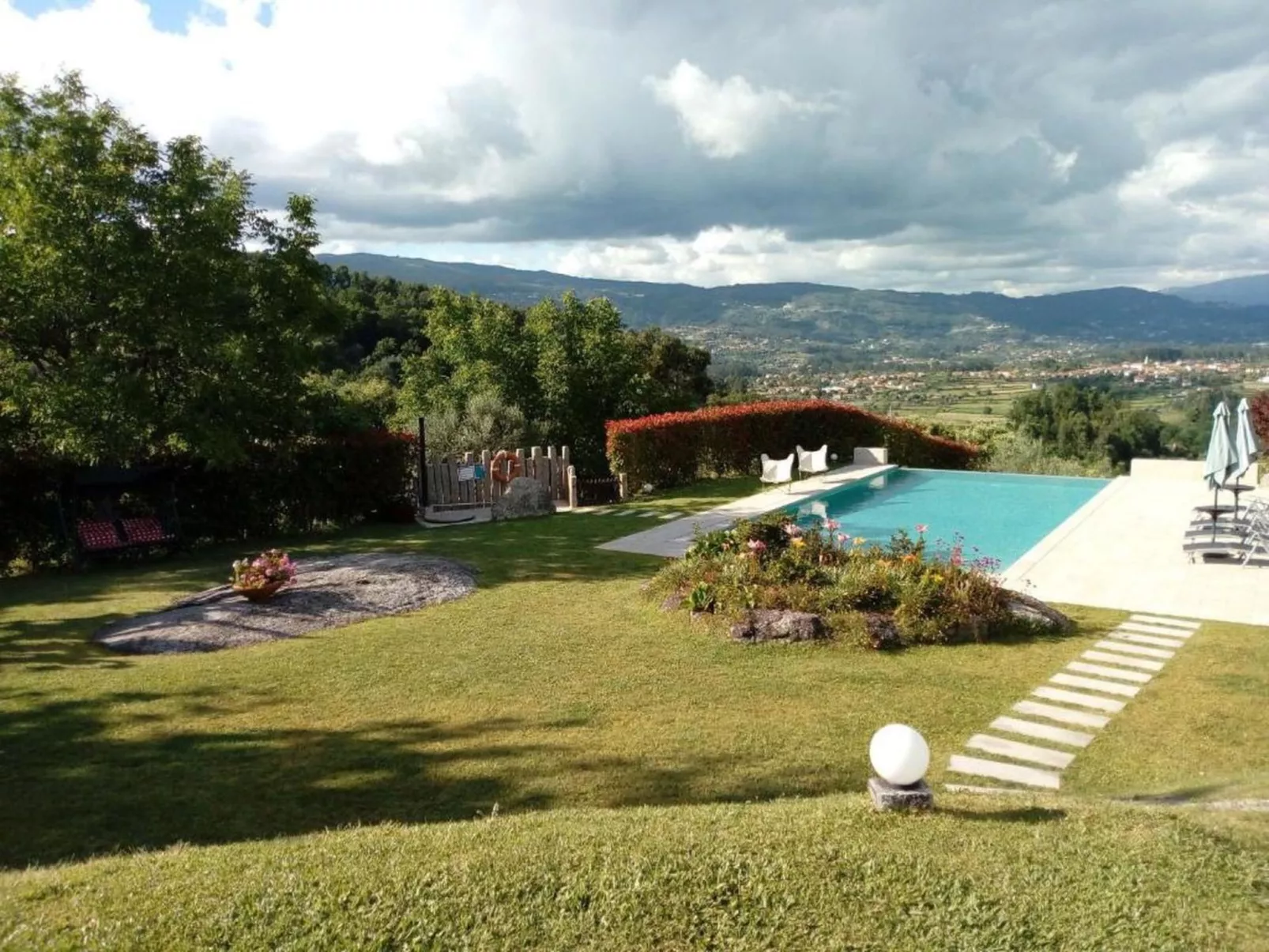 Fabelhafter Pool in einer atemberaubenden Landschaft-Image-tags.info