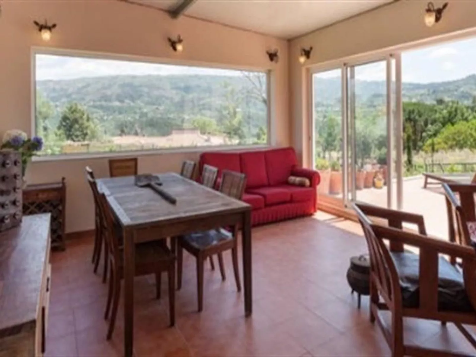 Mit Blick auf das Wasser-Dedans