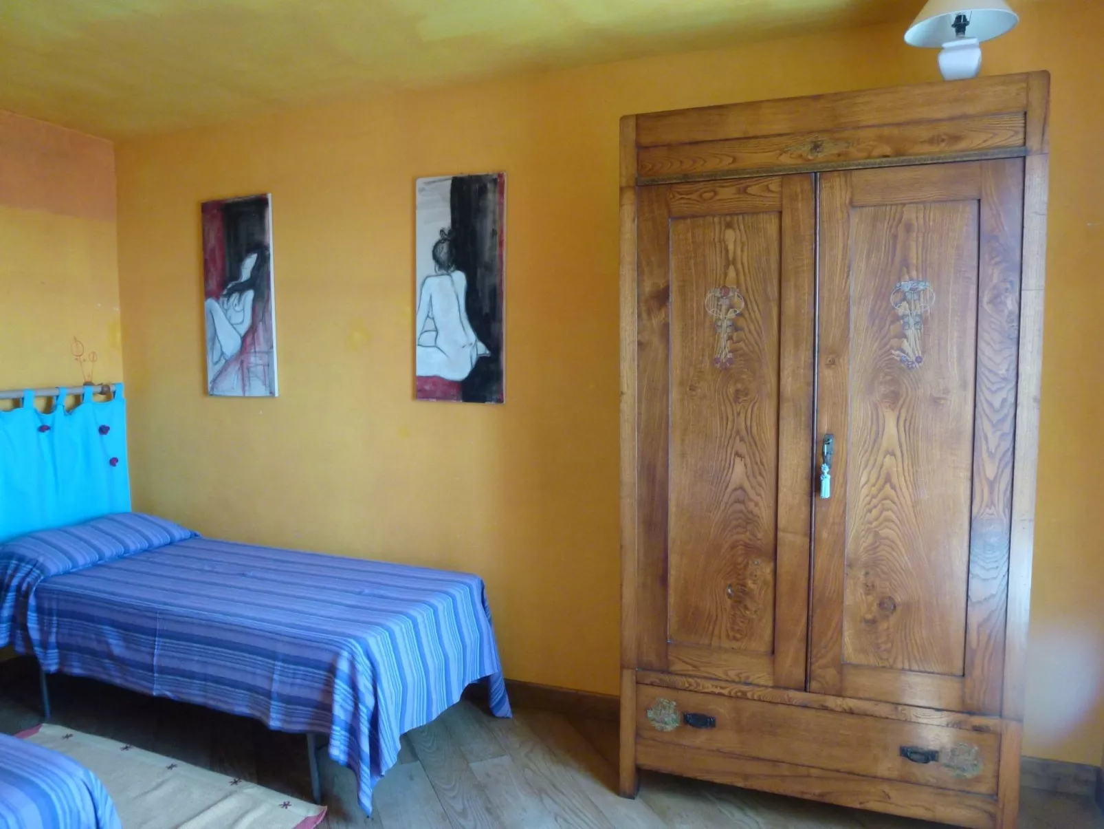 Mit Blick auf das Wasser-Dedans