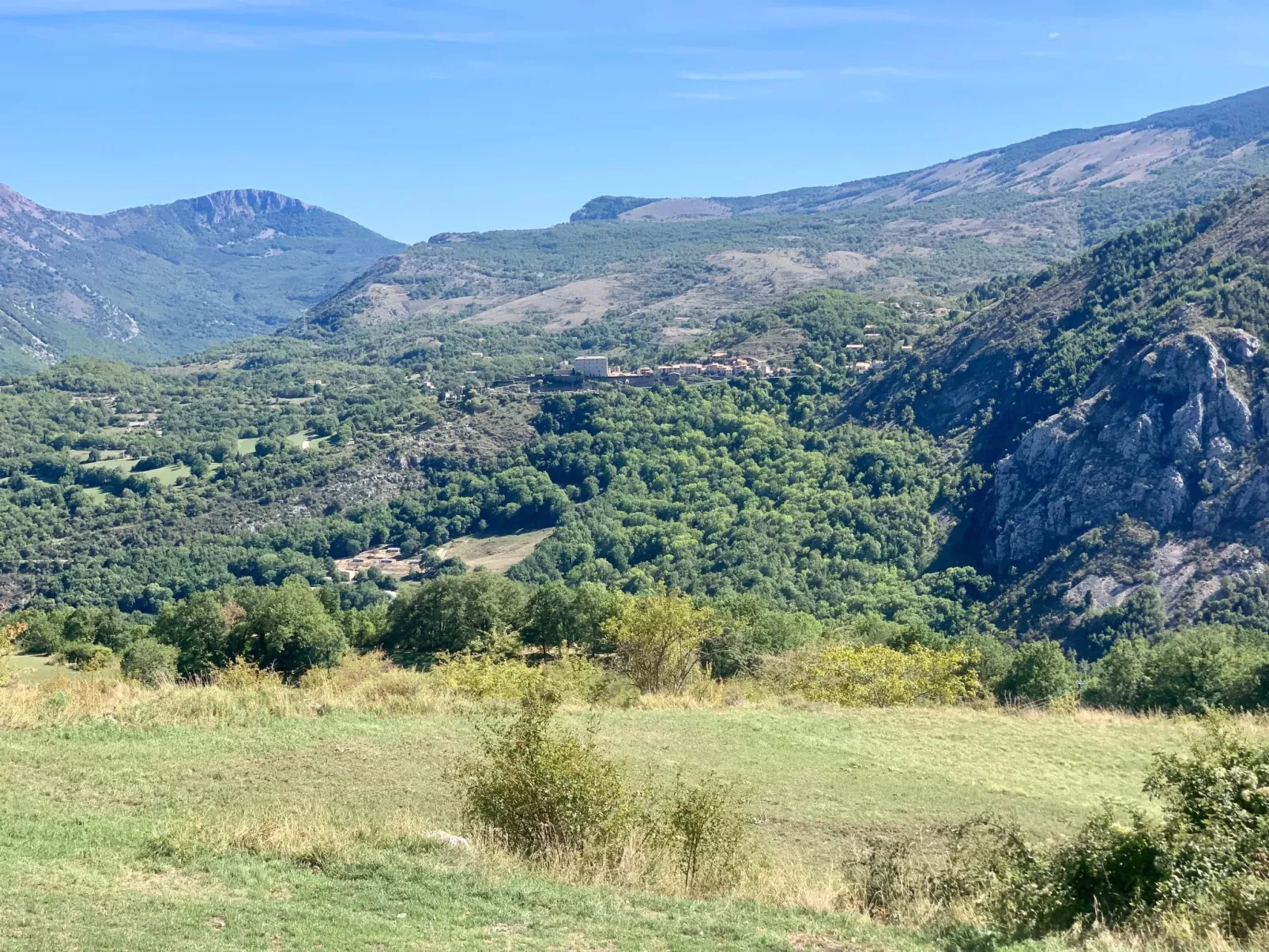 Steinhaus Garten und Blick auf die Berge-Outside