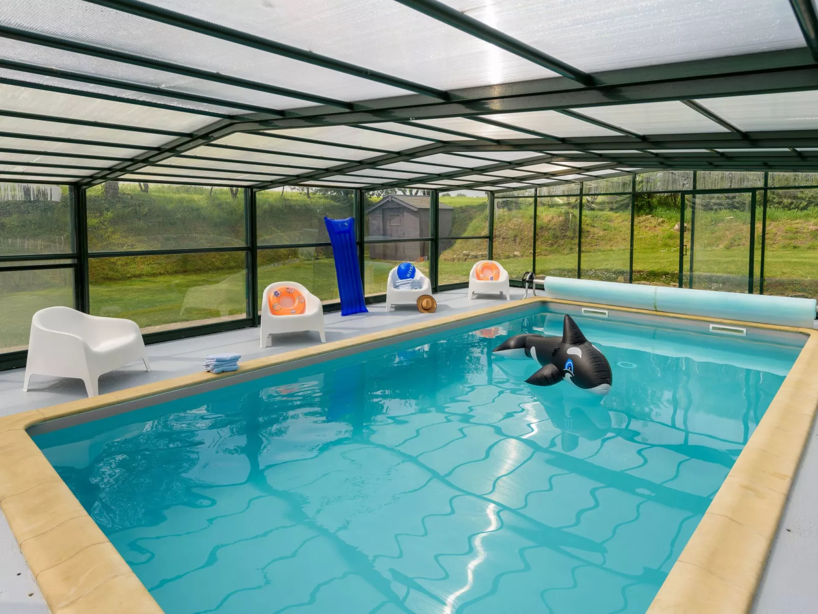 Großes Haus mit überdachtem und beheiztem Swimmingpool-Outside