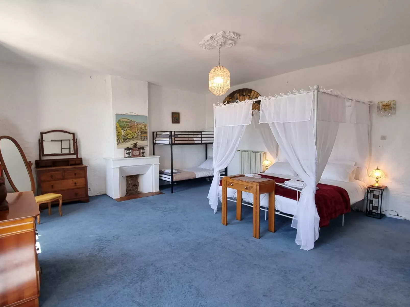 8-Zimmer-Schloss mit Pool und eigenem Park-Dedans