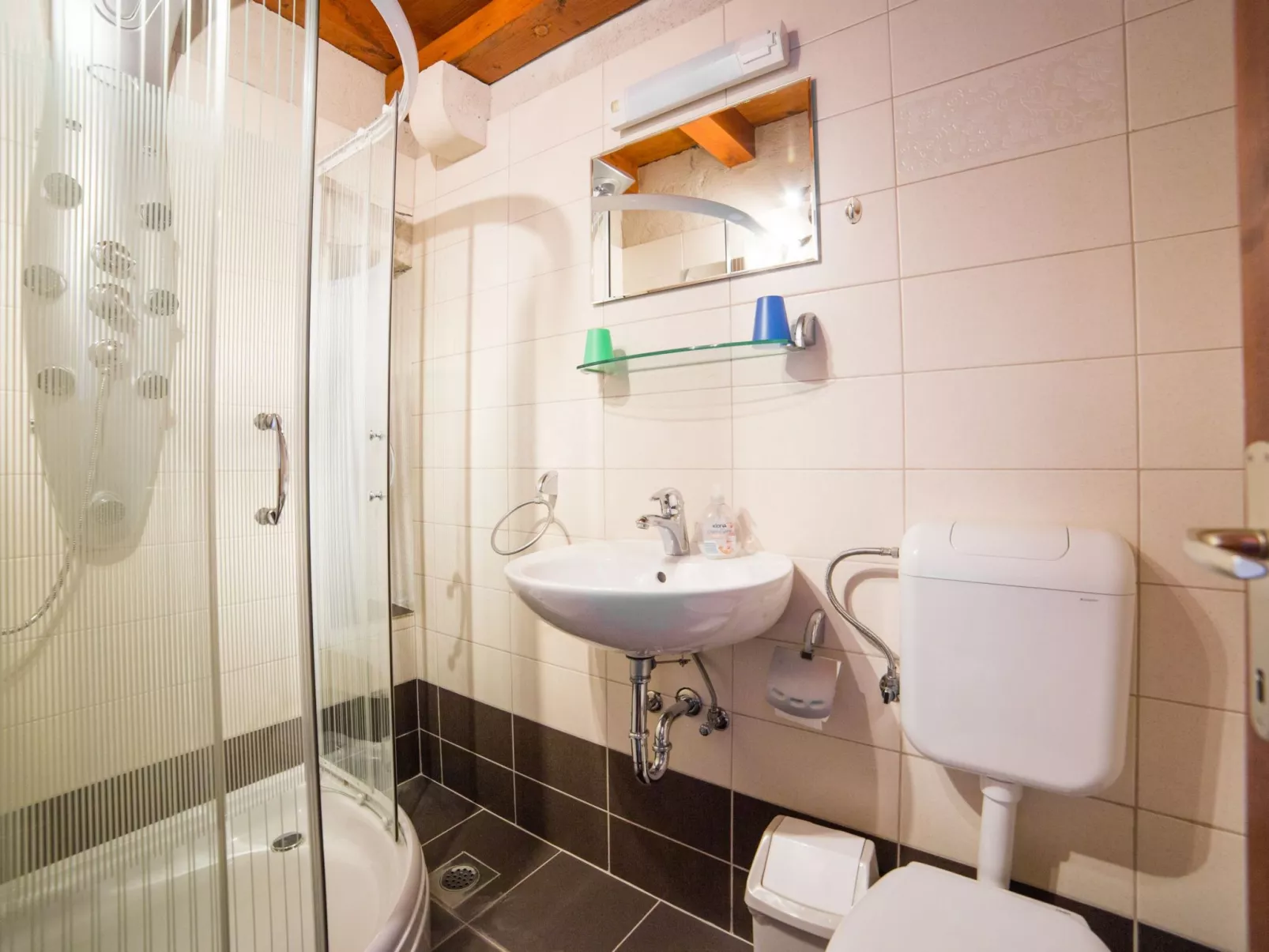 Mit Blick auf das Wasser-Inside