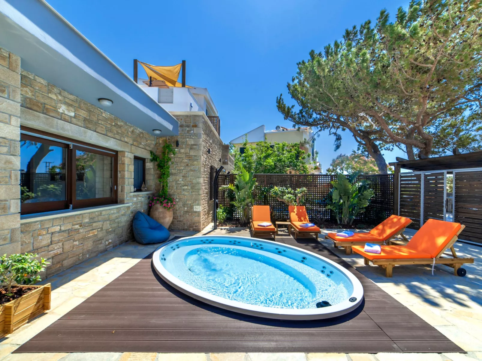 Luxuriöser Villenkomplex mit 14-16 Schlafzimmern in Strandnähe-Outside