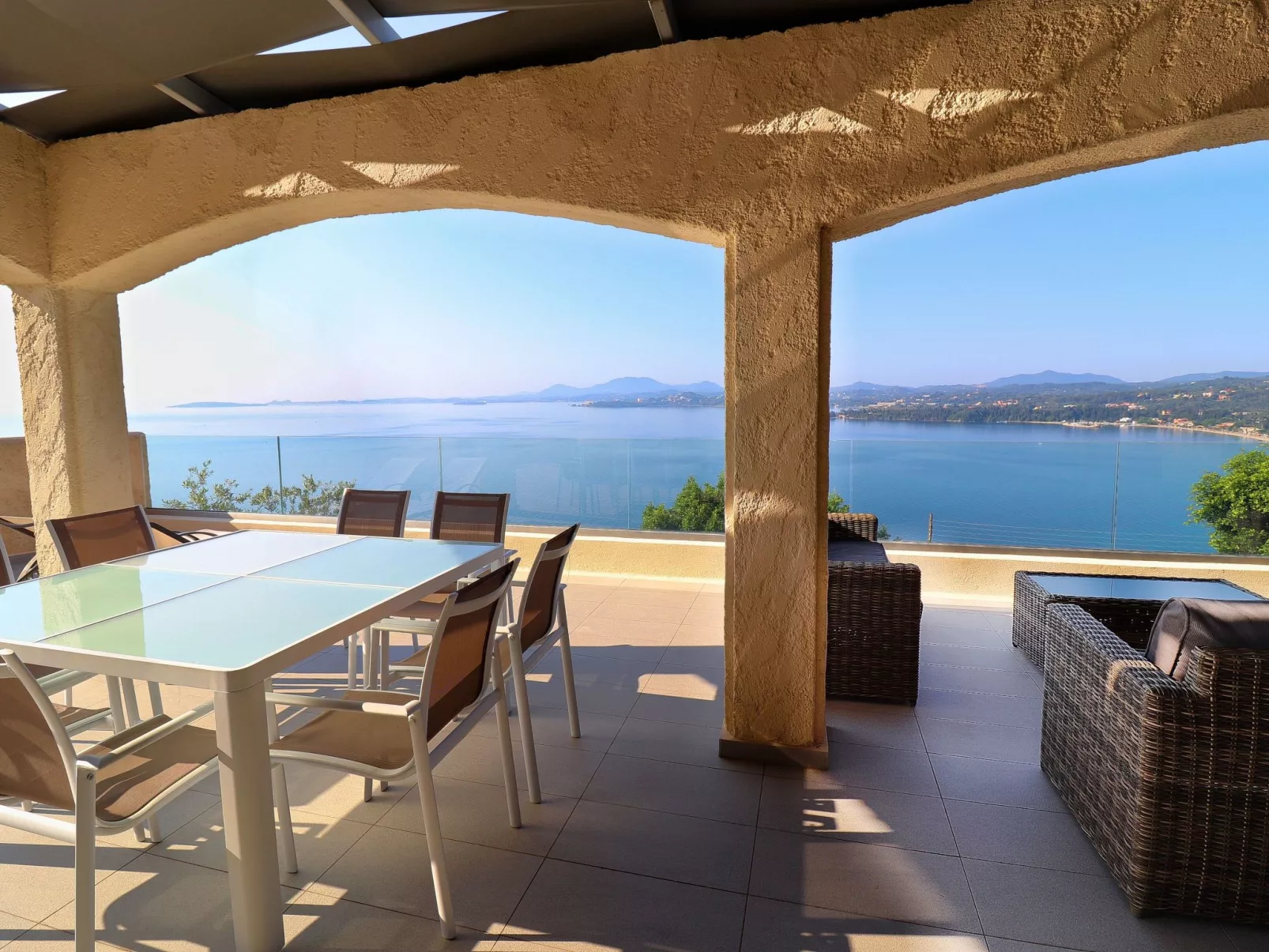 "Faiax" mit eigenem Pool-Drinnen