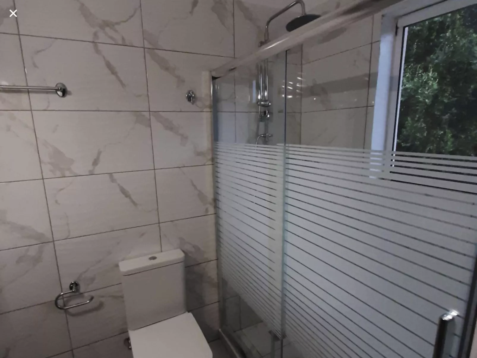 "Zeus" mit Infinity Pool-Drinnen