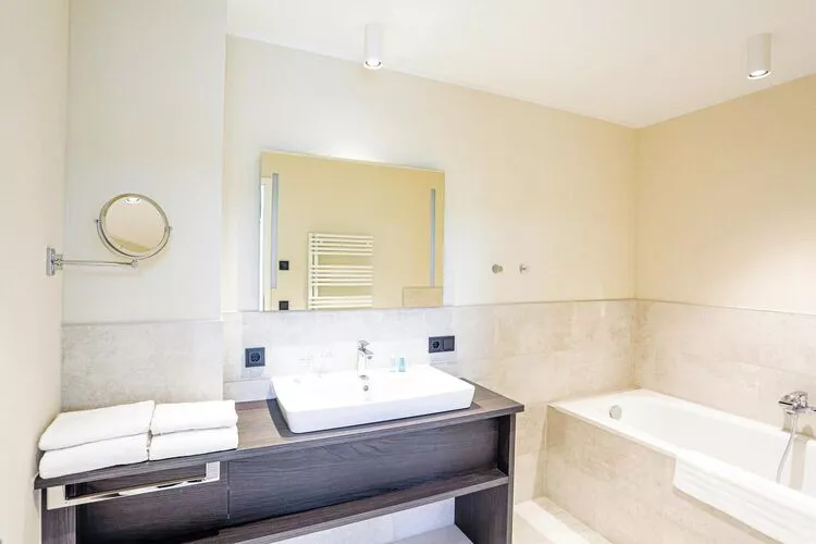 Apartments im MAREMÜRITZ Yachthafen Resort & Spa / Mare Grand Maisonette Suite 3 Erwachsene und 1 Kind 3-15 Jahre-Bathroom