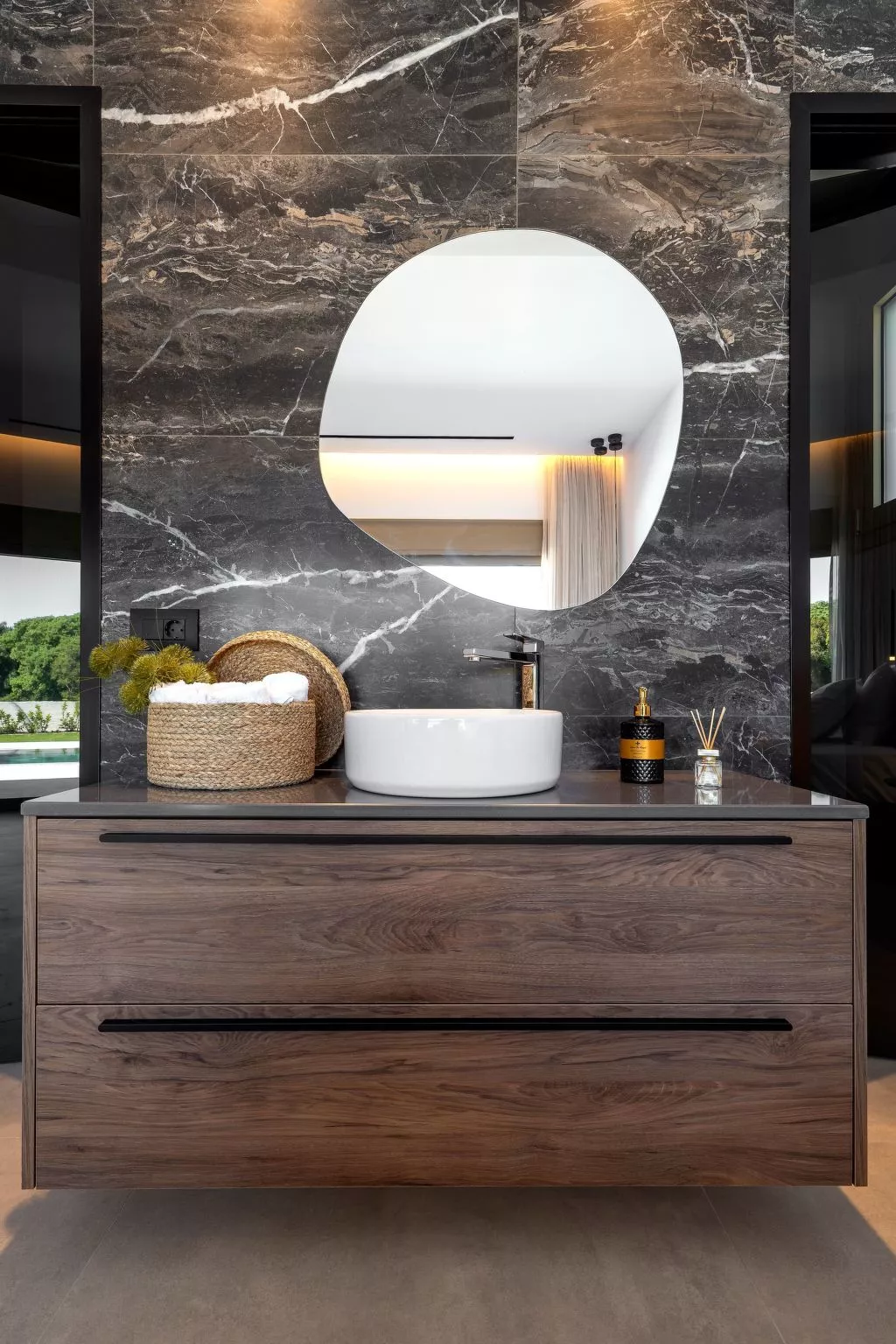 Emerald Estate-Dedans