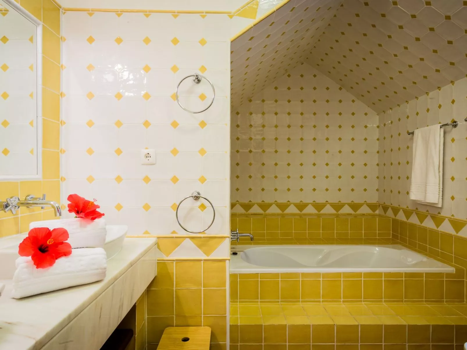 Ferienvilla "Mouraria" mit Blick auf das Wasser-Drinnen