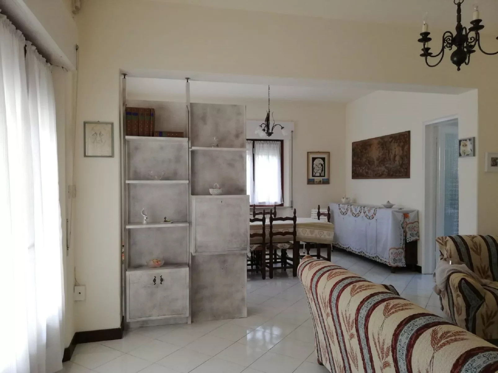 Ferienvilla mit Garten, Grill und Terrasse-Drinnen