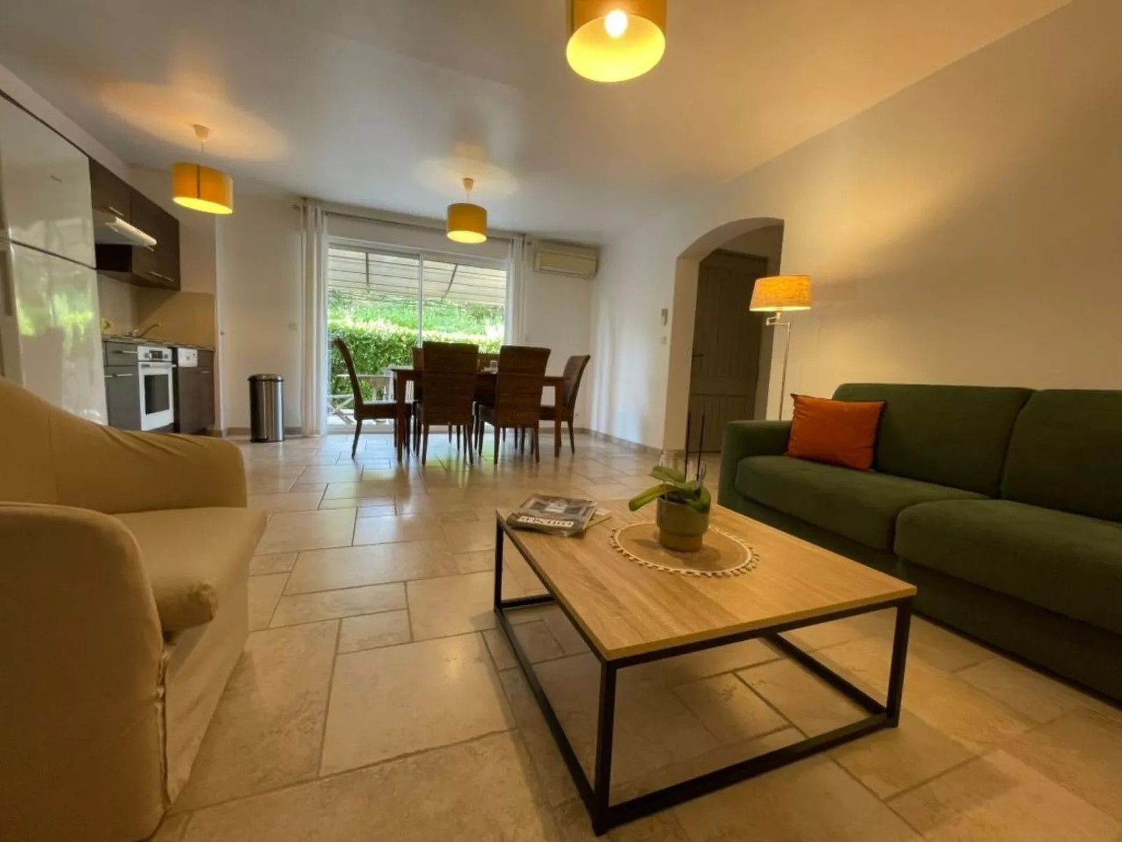 Klimatisierte Wohnung mit Garten-Drinnen