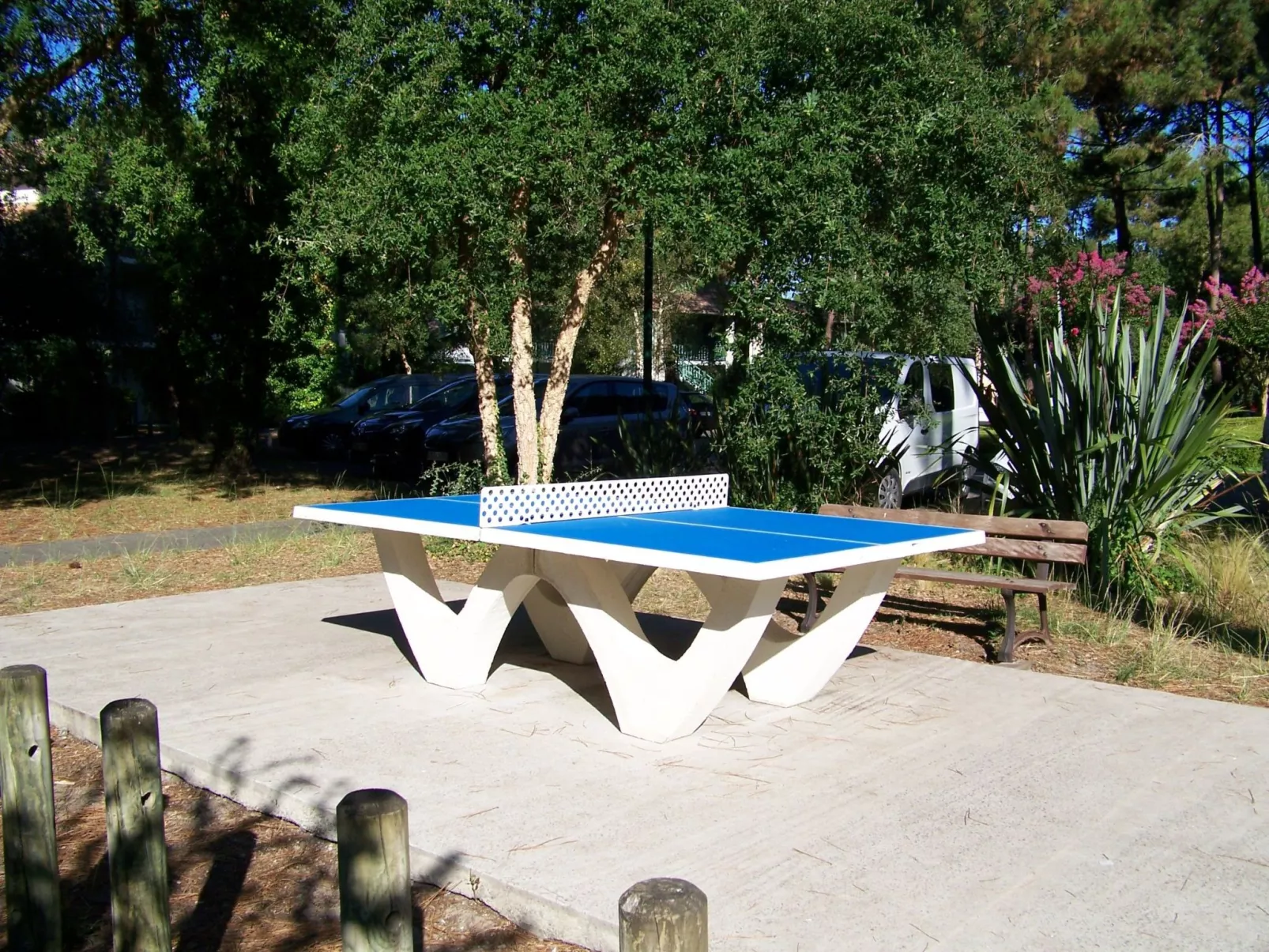 Hübsches kleines Haus in ruhiger Lage in einer baumbestandenen Residenz mit beh-Draußen