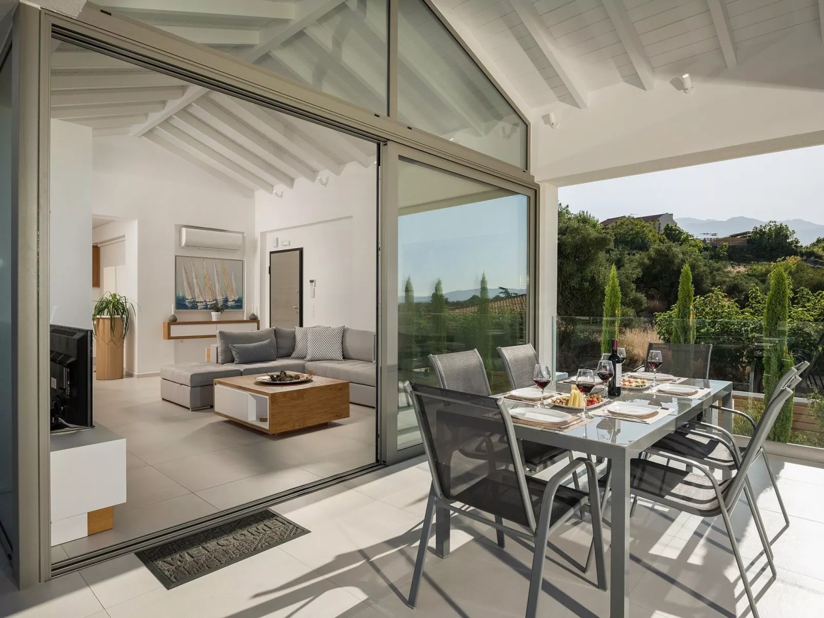 Villa White Harmony 6km vom Strand entfernt mit Pool-Dedans