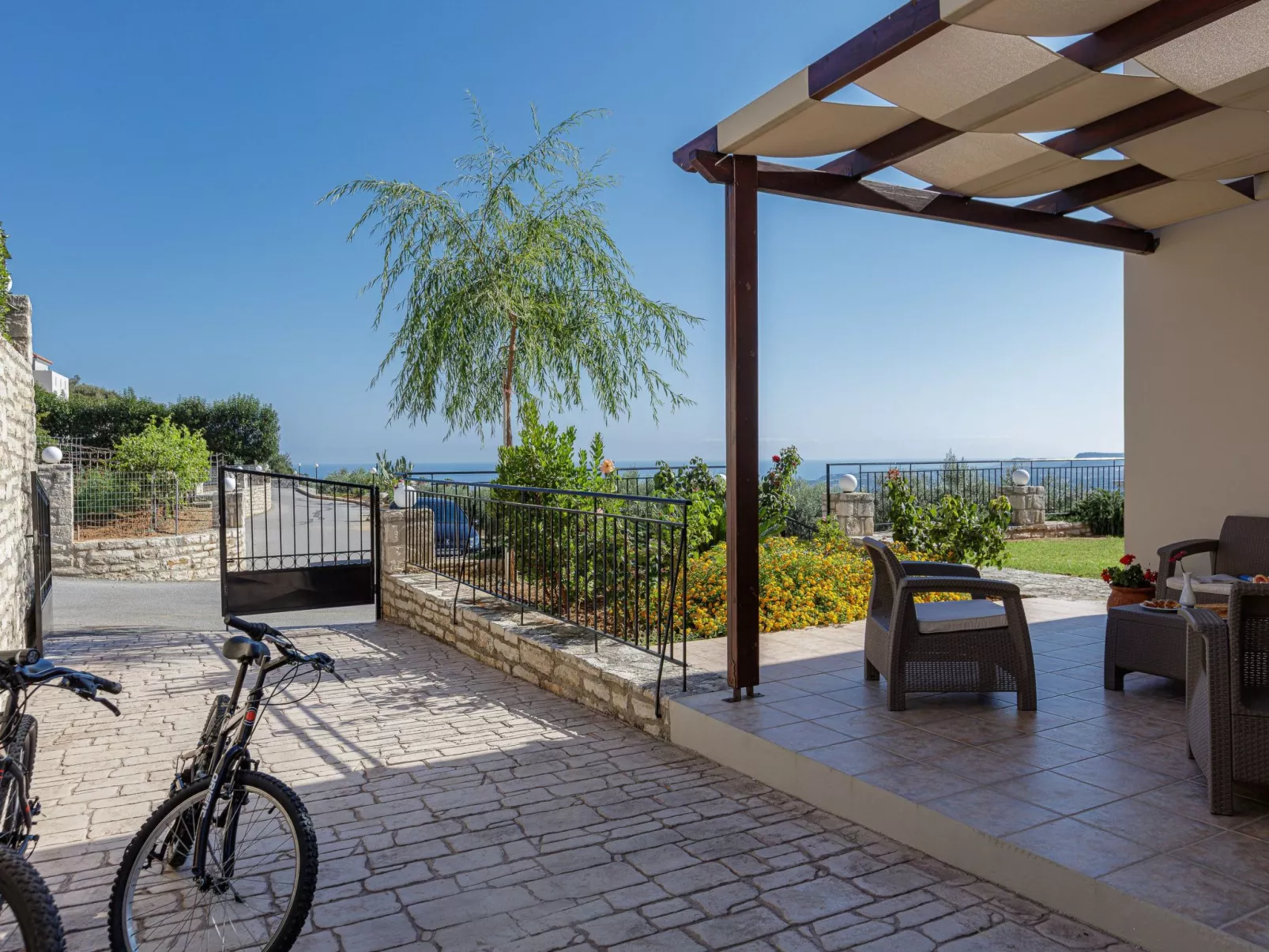 Familienvilla mit Pool und Tischtennisplatte-Outside