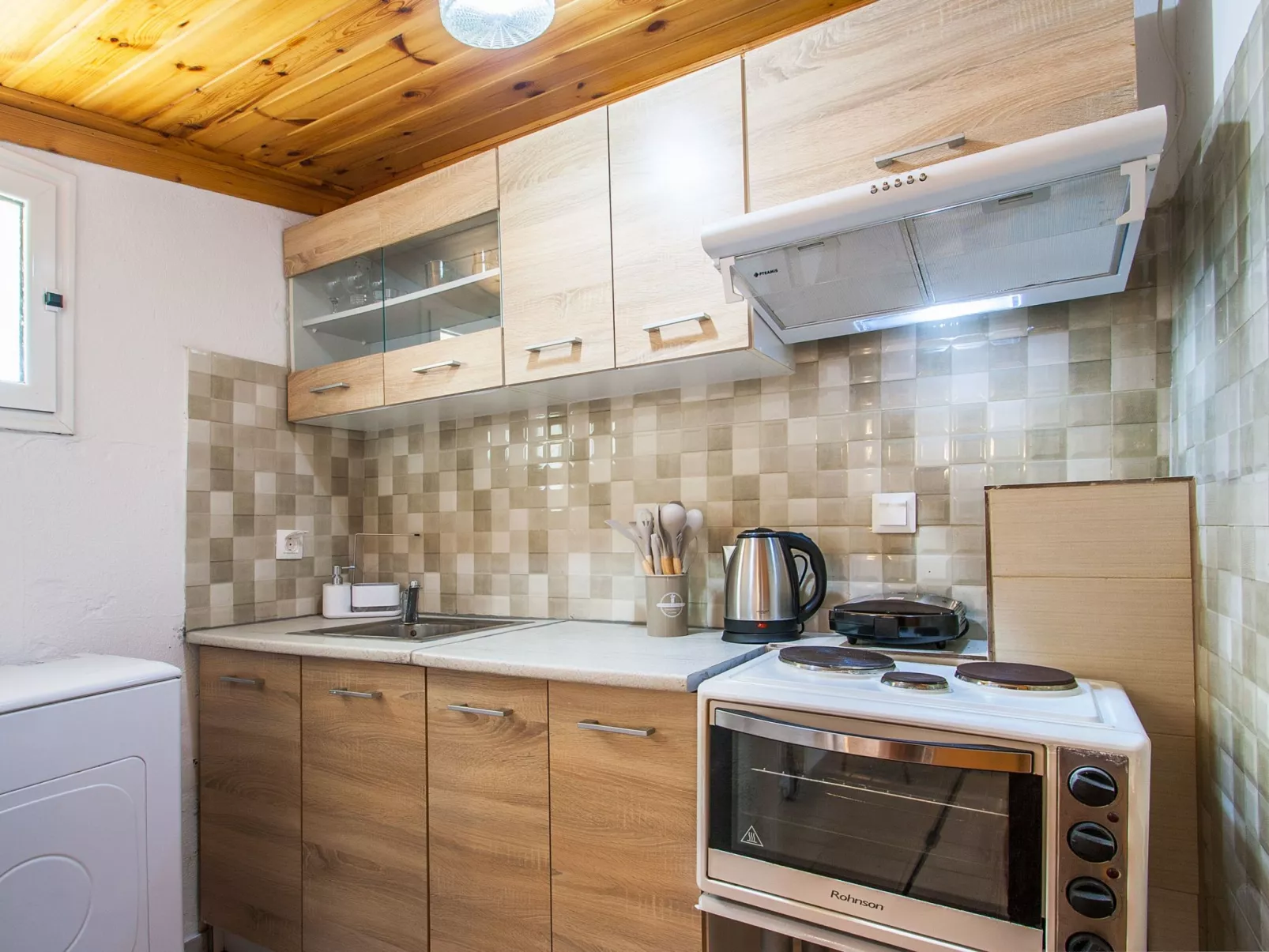 Berge und die ikonische Landebahn des Flughafens Skiathos-Dedans