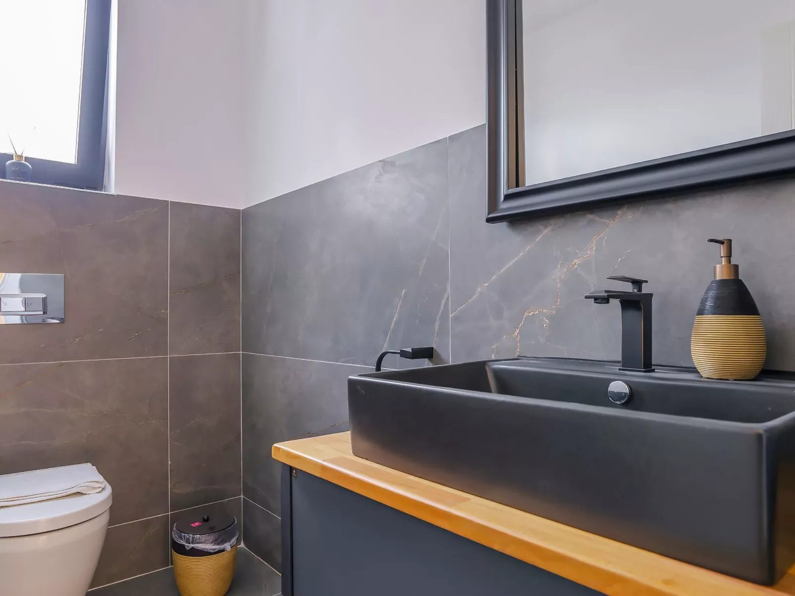 Schöne Villa mit Pool, Blick auf Meer und Tal-Drinnen