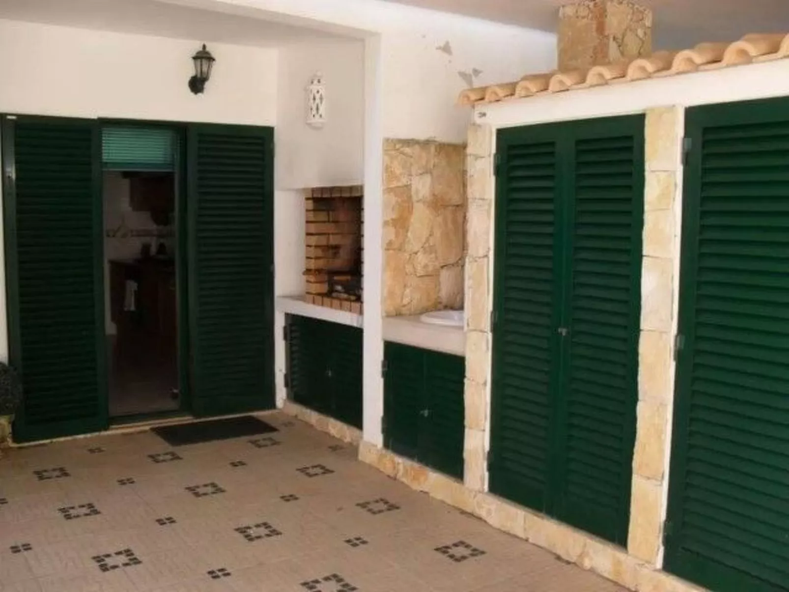 Sunny Escape-Outside