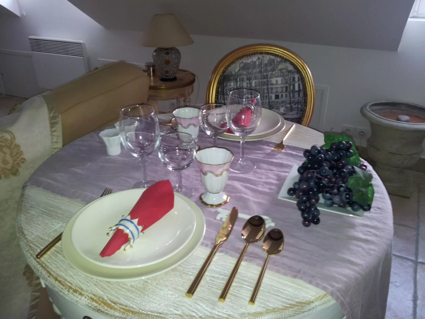 Schöner romantischer Blick auf die Seine-Drinnen