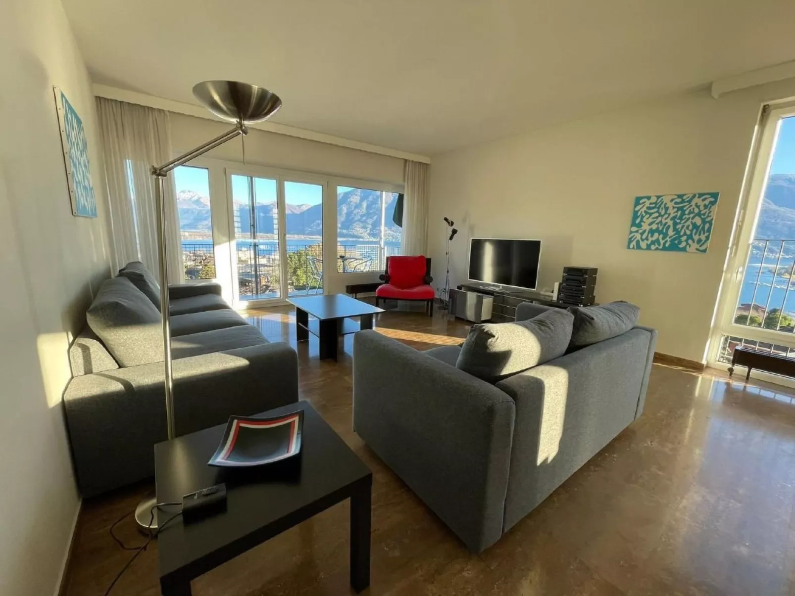 Mit Panorama-Sicht und Schwimmbad