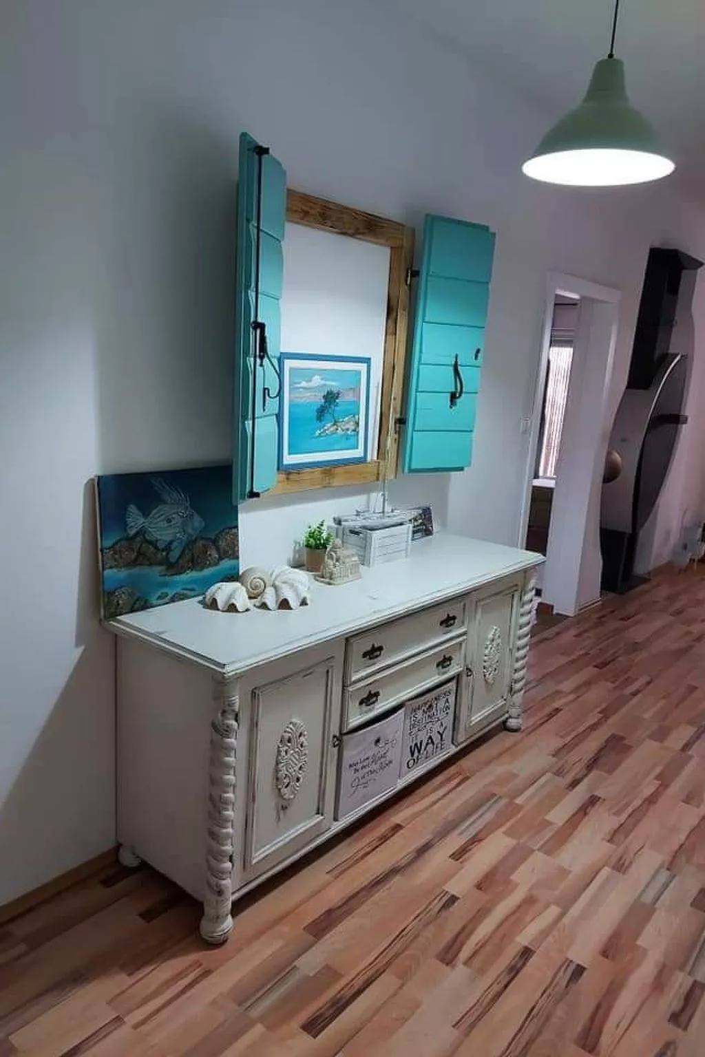 Mit Blick auf das Wasser-Inside