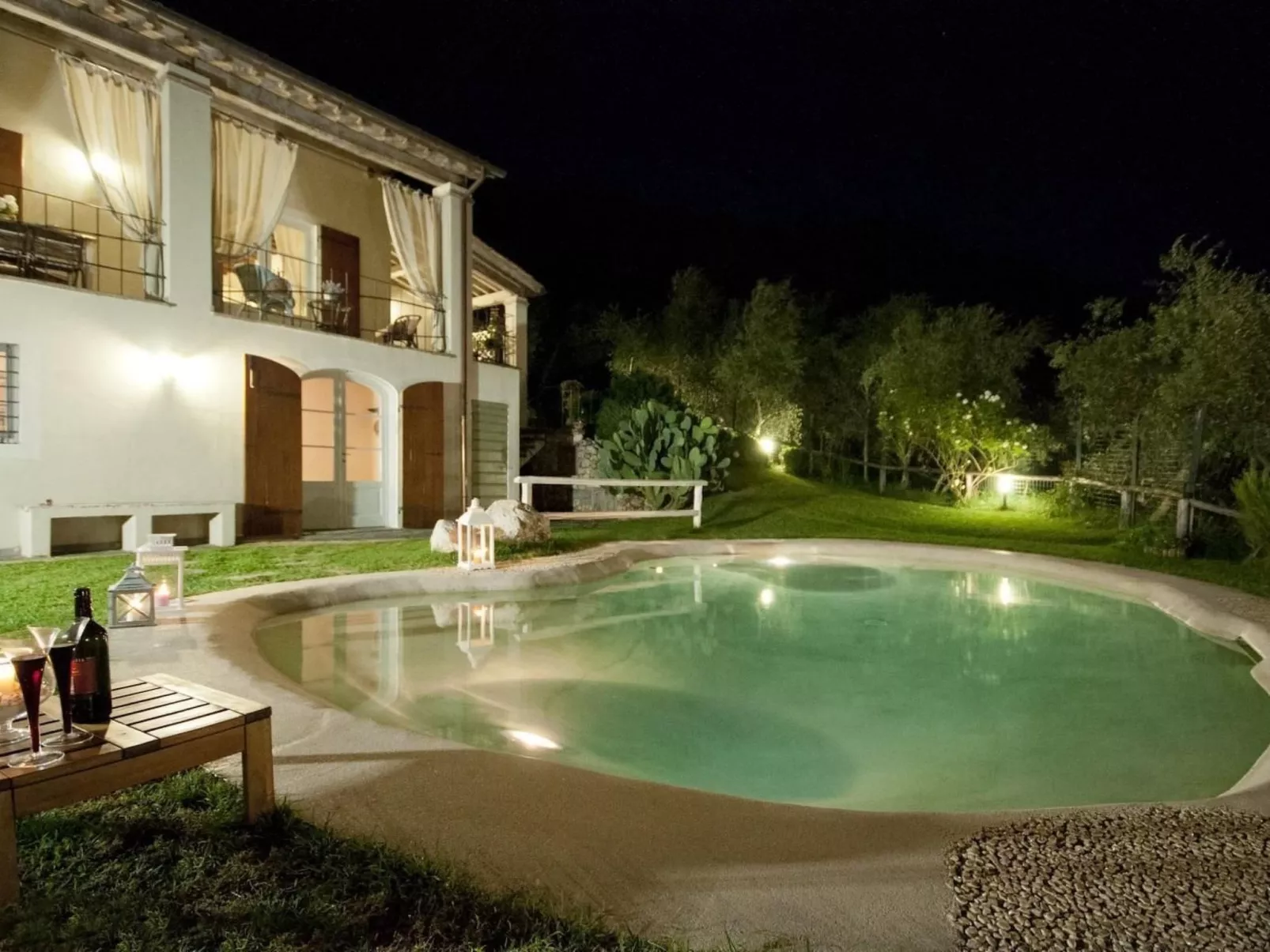 Villa mit Garten, Grill und Terrasse-Draußen