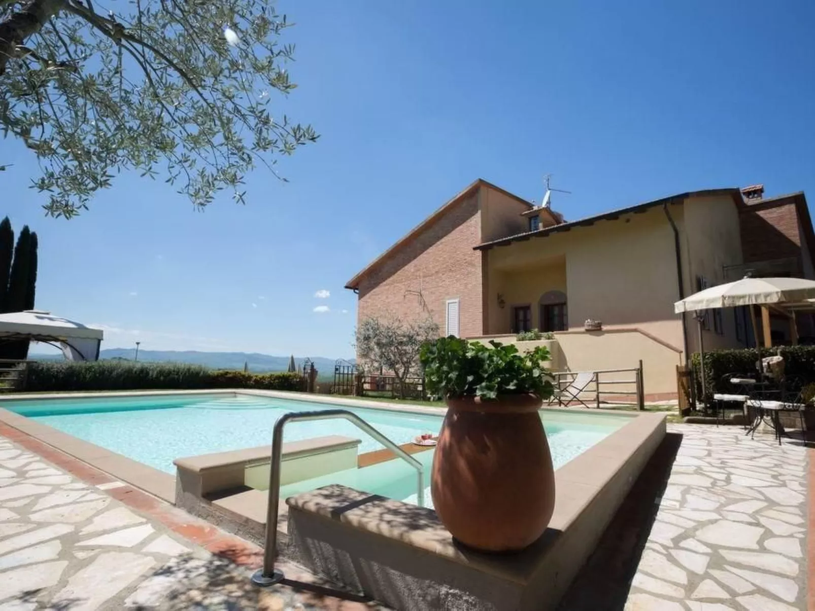 Villa Sassolina-Draußen