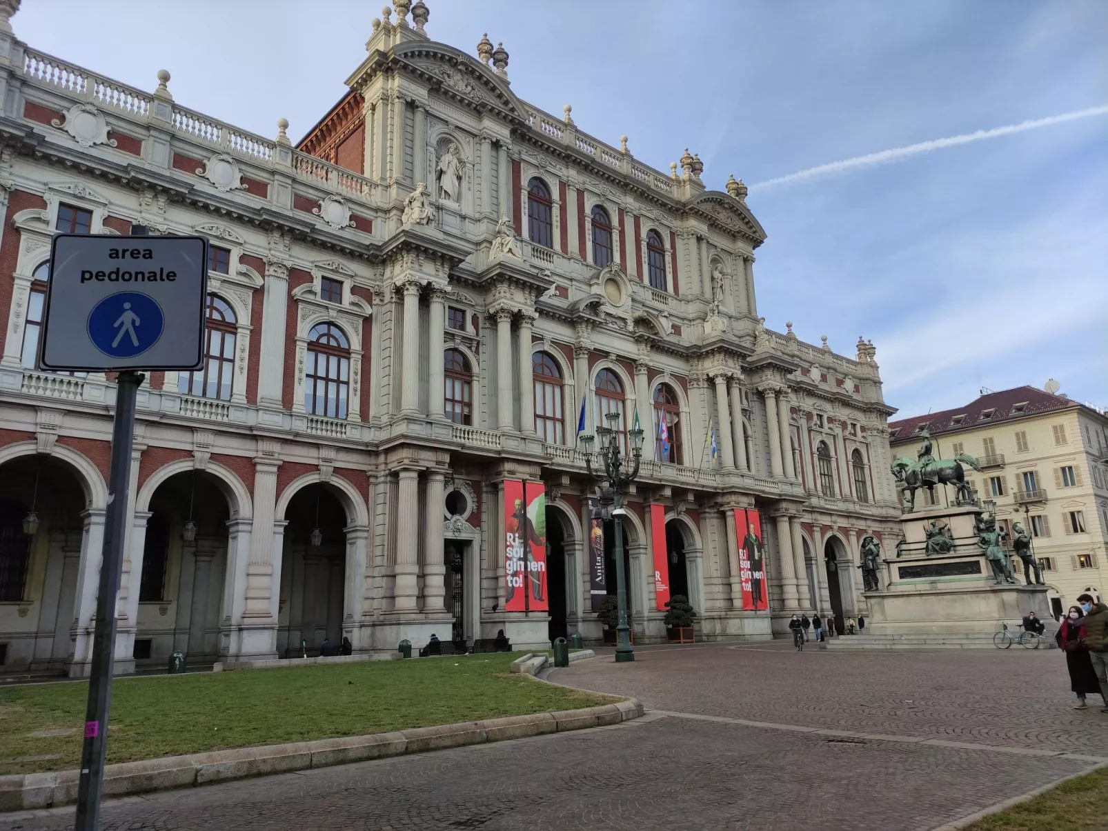 Bungalow aus Holz mit Veranda und nah am Strand.-Image-tags.info