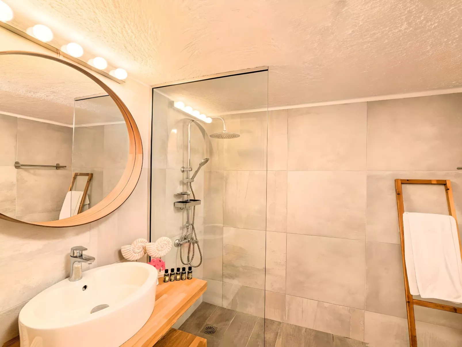 "Cretan Lodge" mit Blick auf das Wasser-Inside