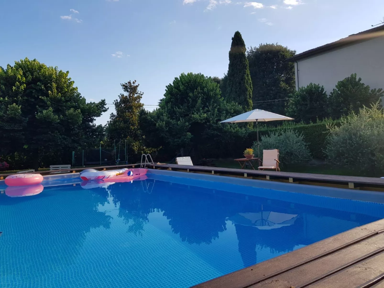 Unterkunft in einer Villa, Schwimmbad und großer Garten-Outside