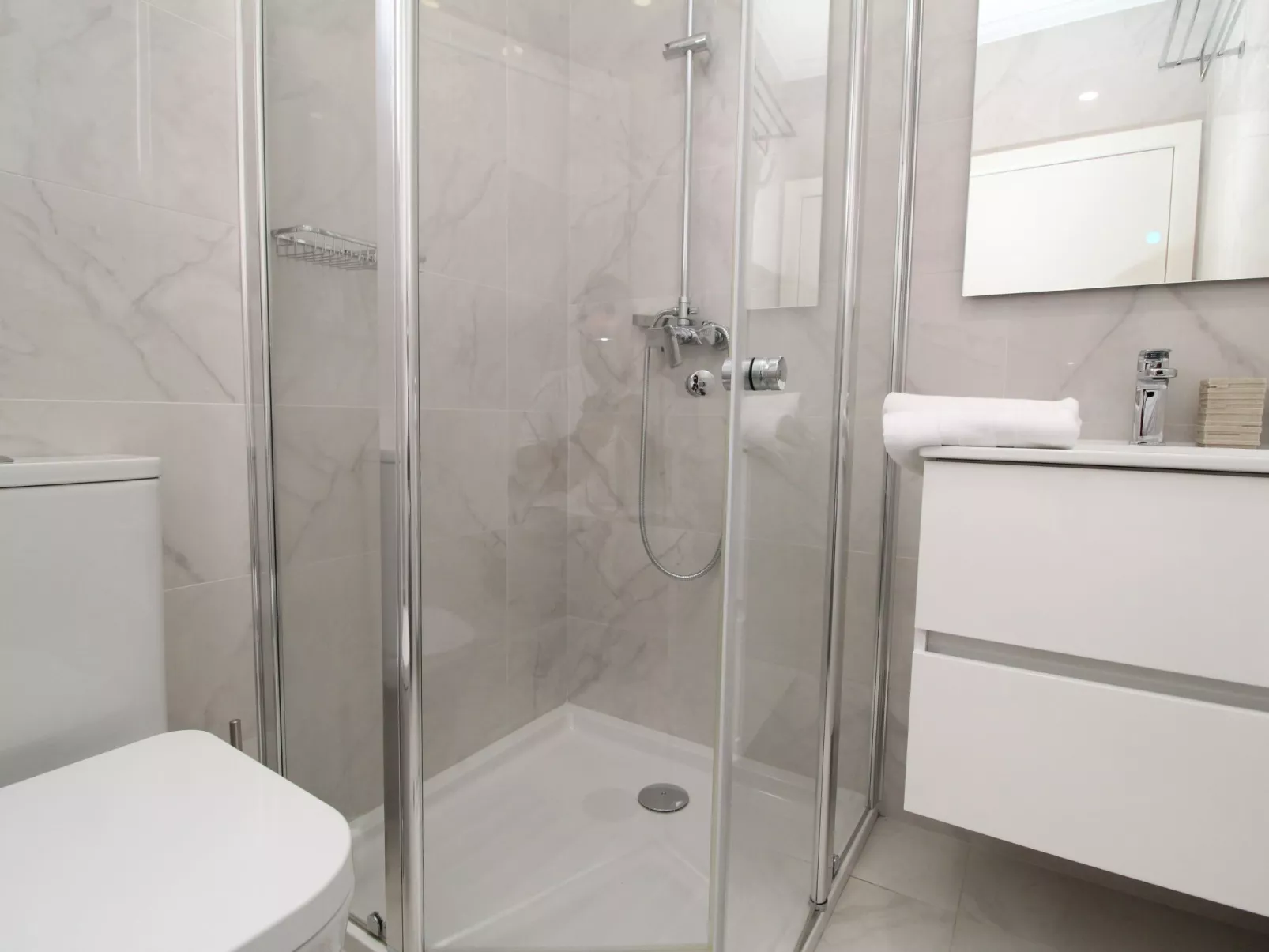 Ferienvilla mit eigenem Pool-Dedans