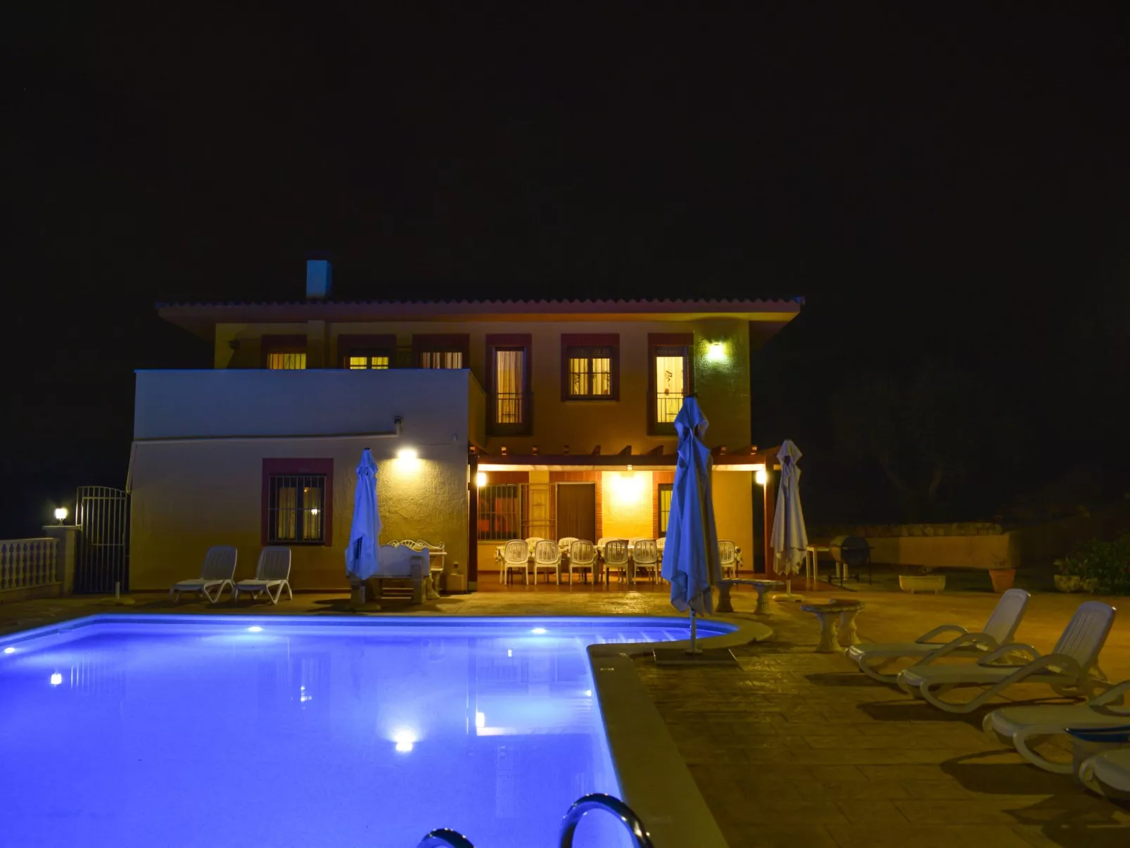 Großes Haus mit Schwimmbad und Barbecue-Draußen