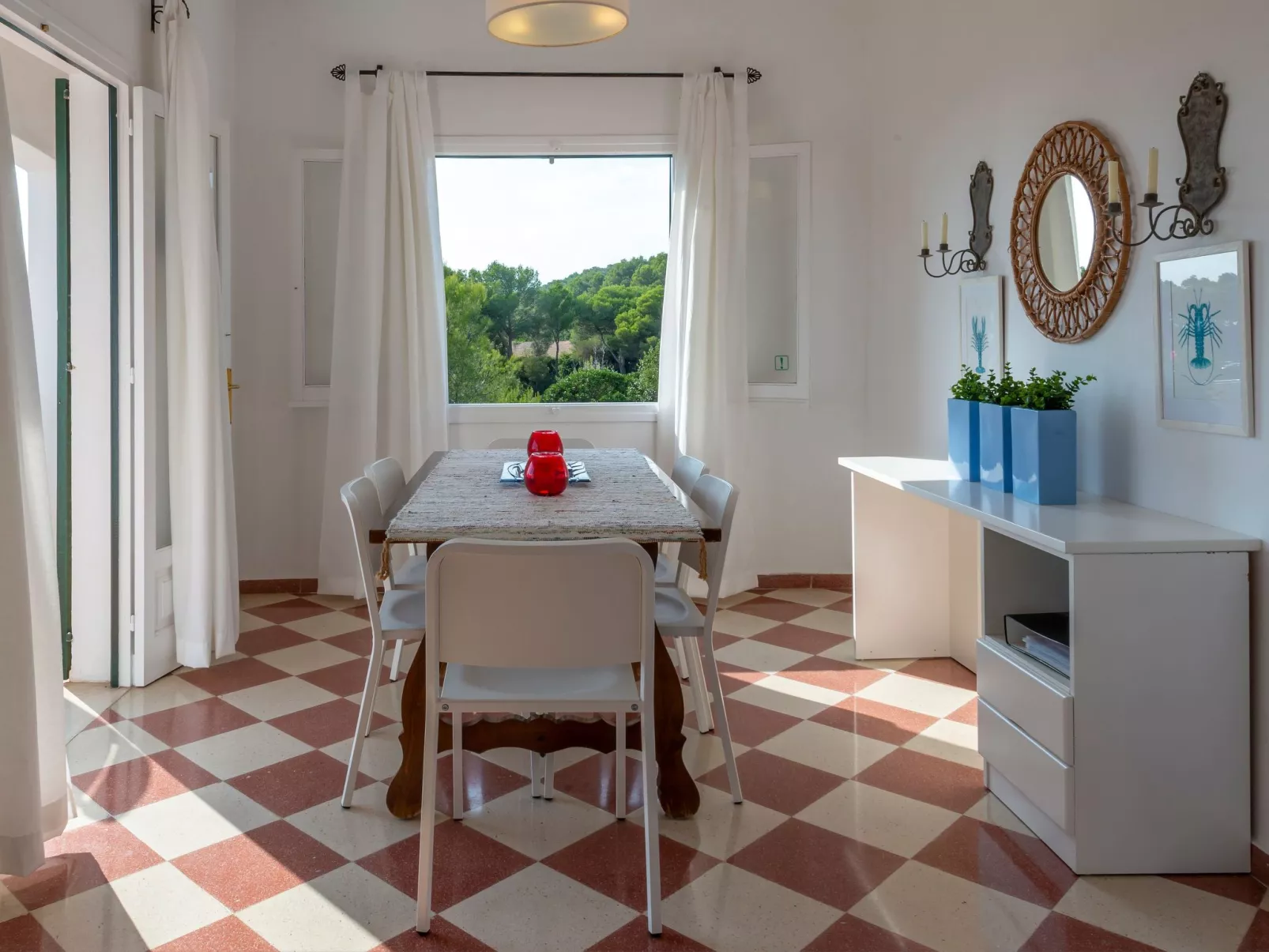 Moderne, frische Familienvilla Allondra-Inside