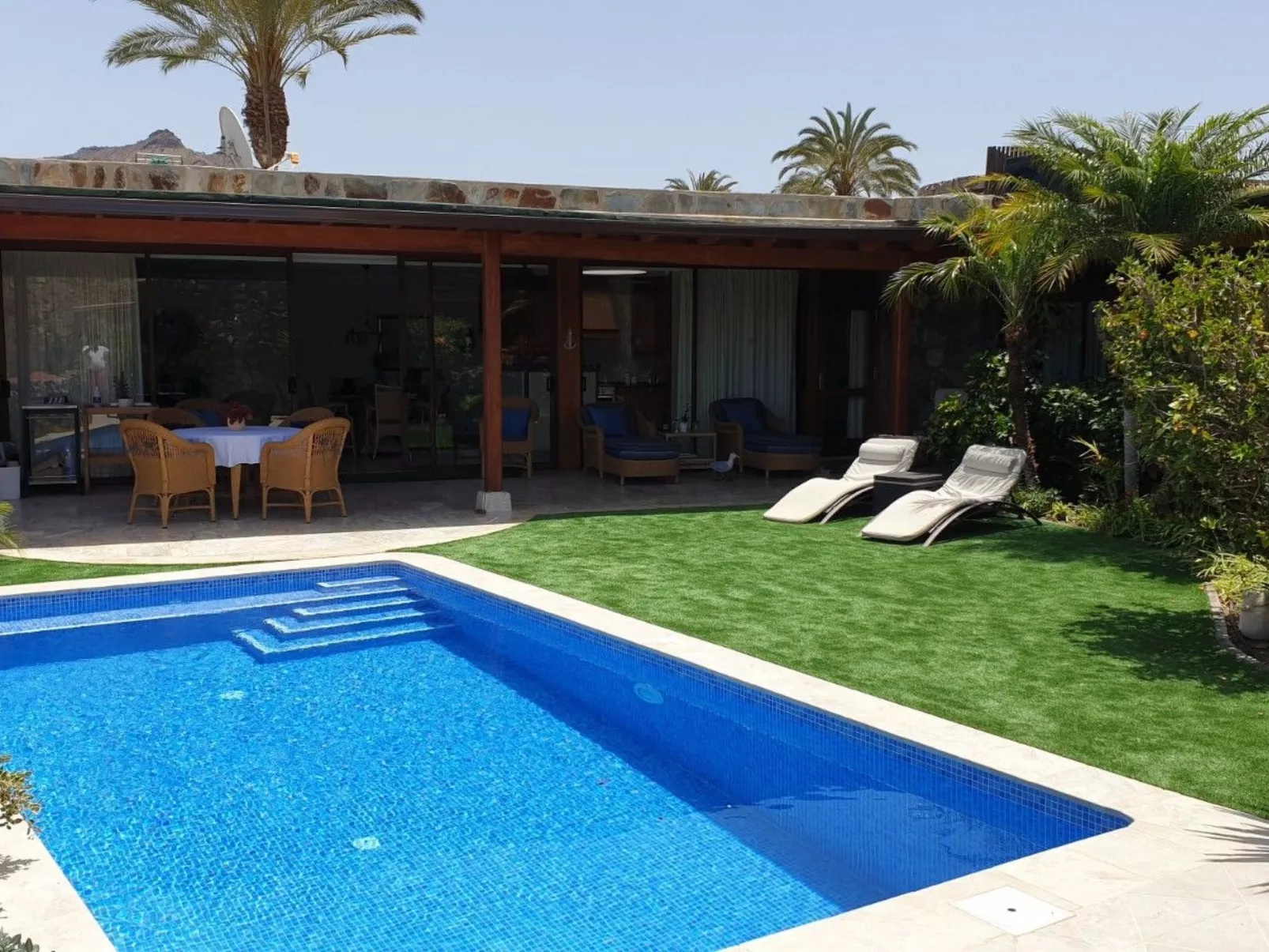 Villa mit Garten, Pool , Grill und Terrasse