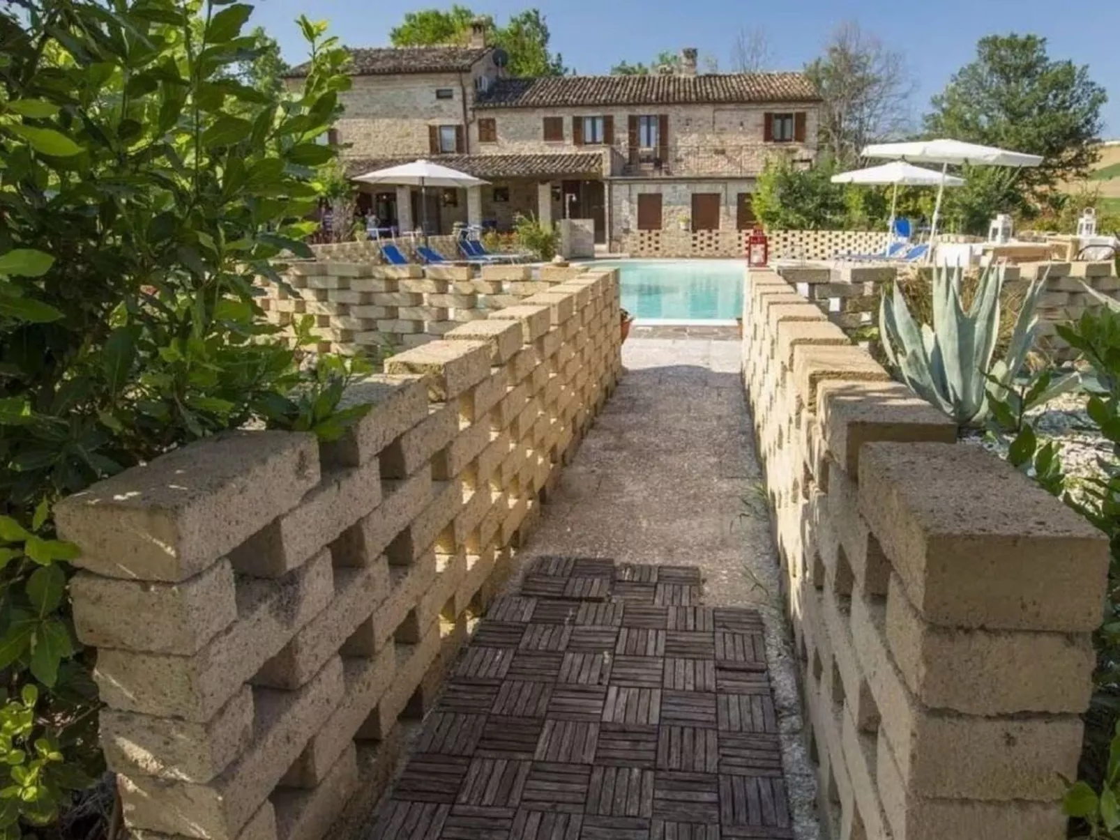 Erschwingliche Villa mit privatem Pool-Outside