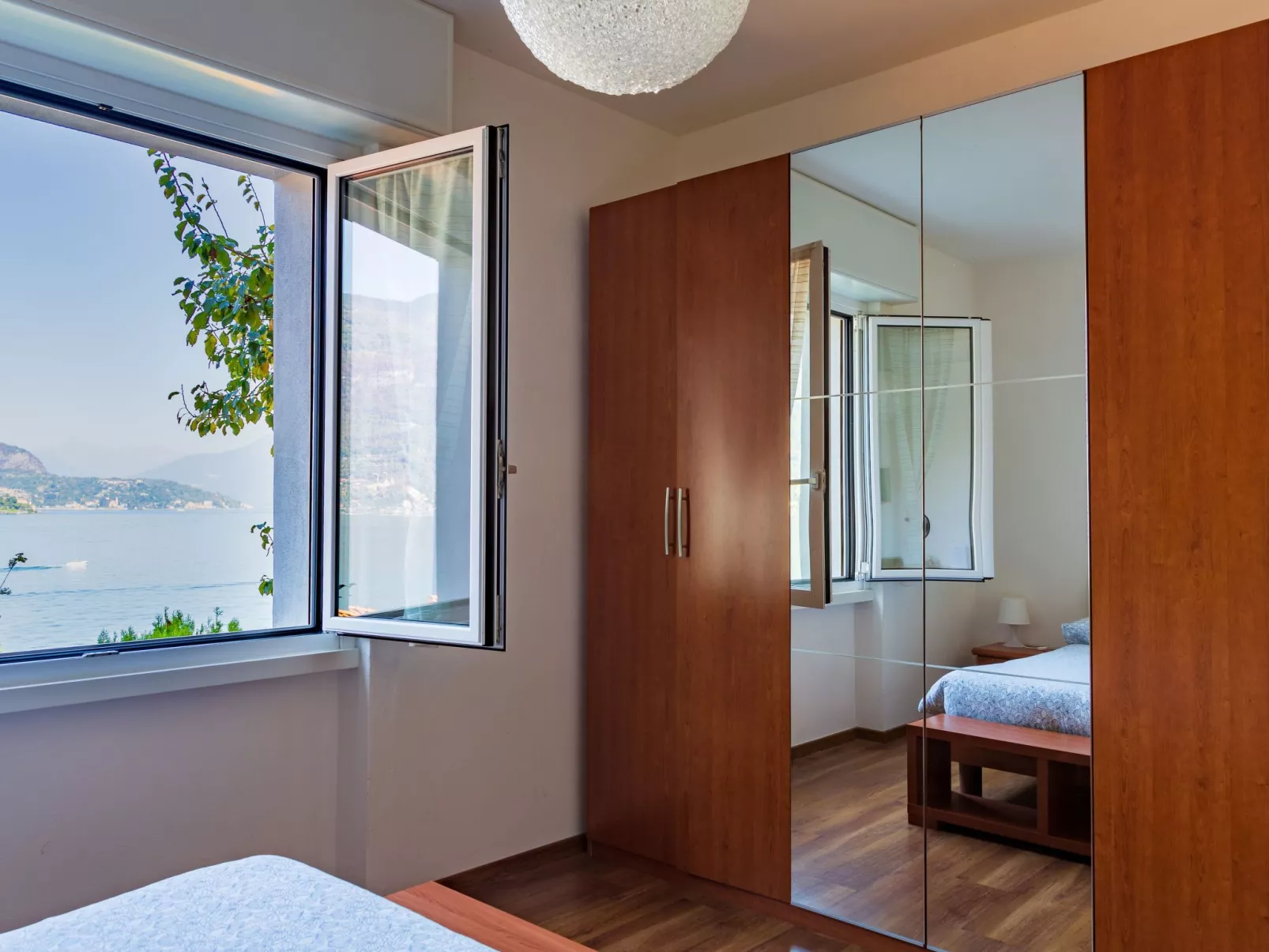 Mit Blick auf den Comer See-Dedans