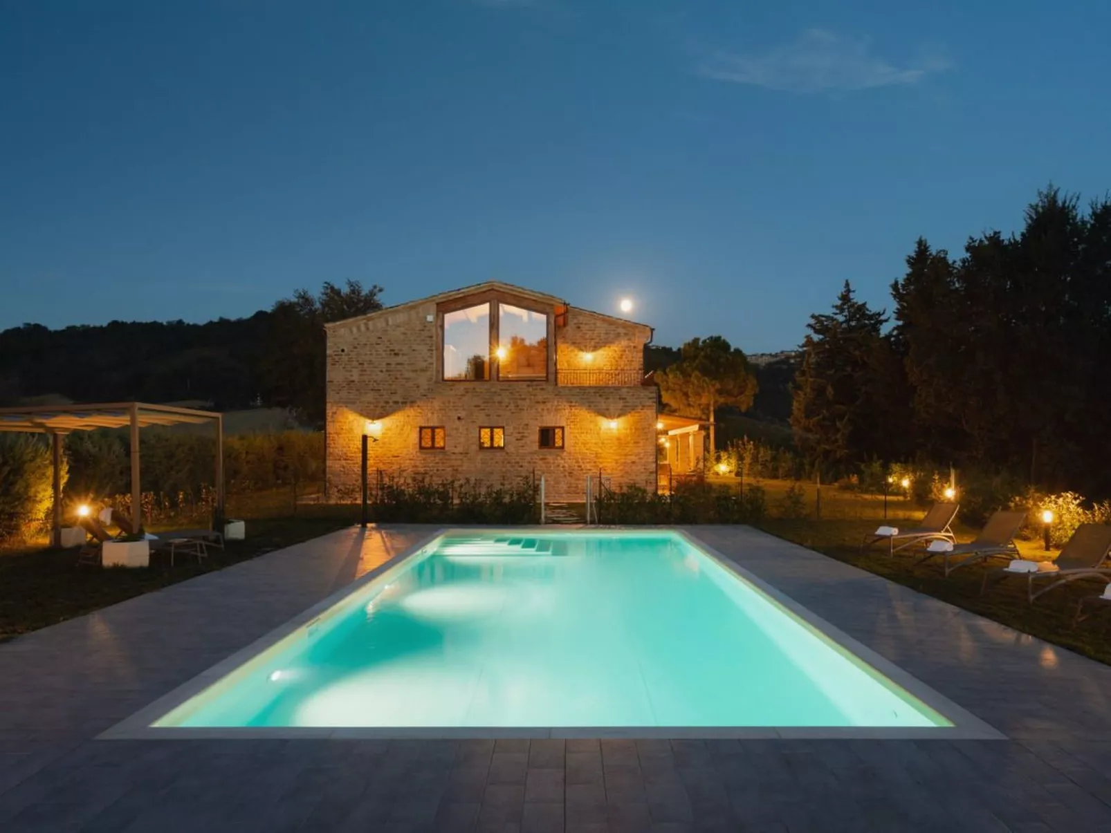 Luxuriöse und erschwingliche Villa mit privatem Pool-Outside