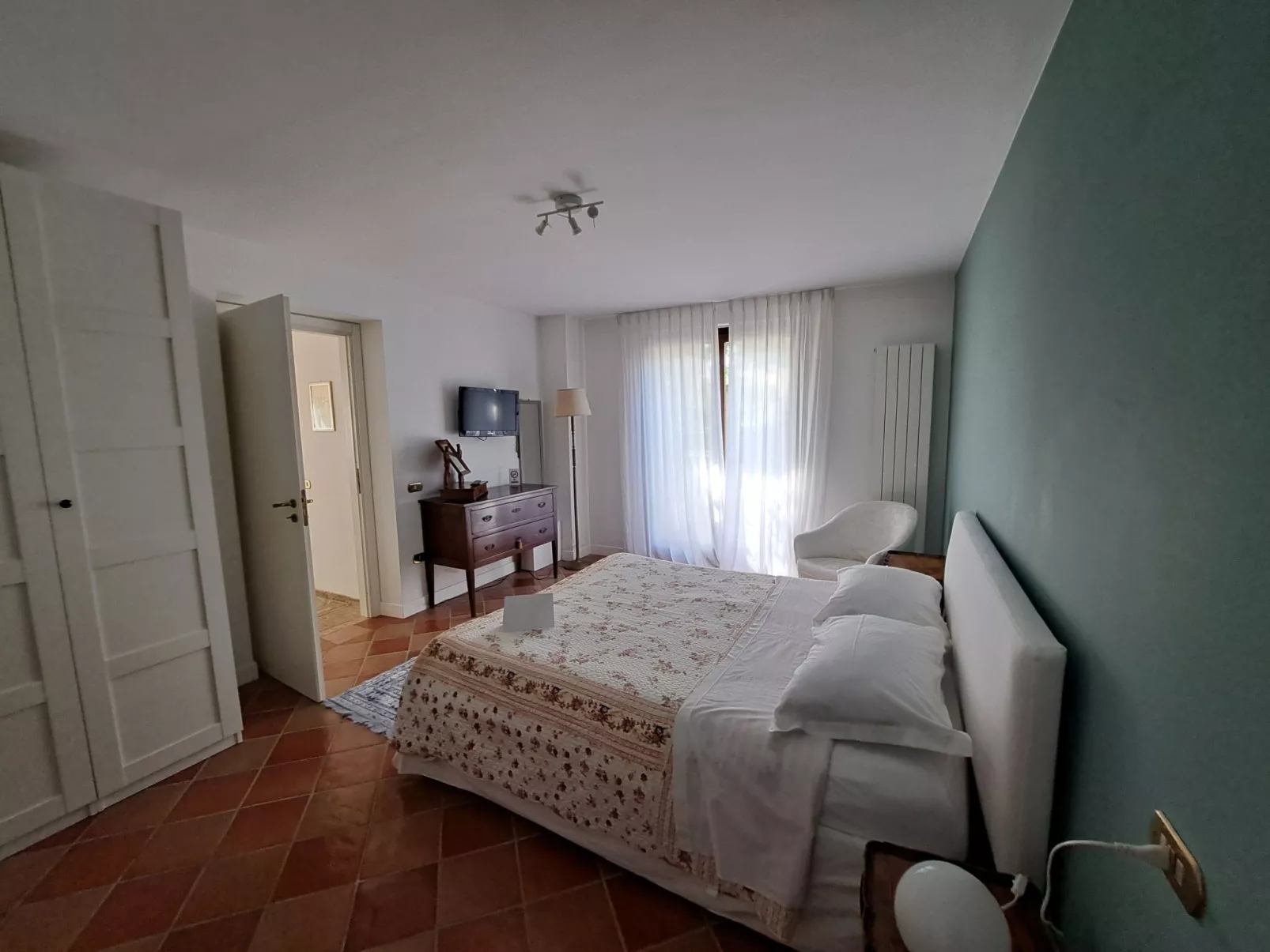 "Daphne Experience".-Inside