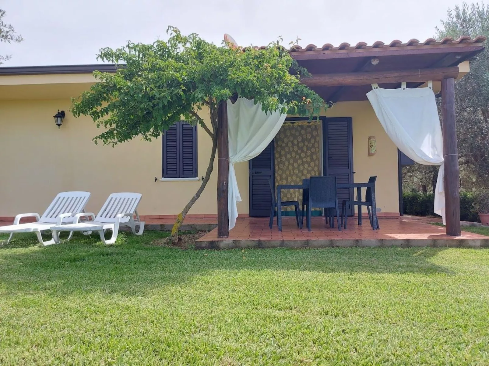 Villa im Grünen mit Schwimmbad, in der Nähe des Meeres-Image-tags.info