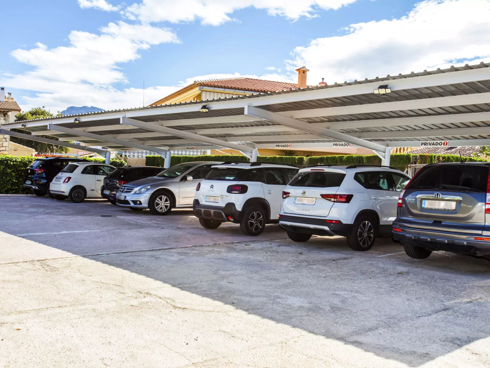 Haus mit privatem Pool, Garten und privatem Parkplatz-Outside