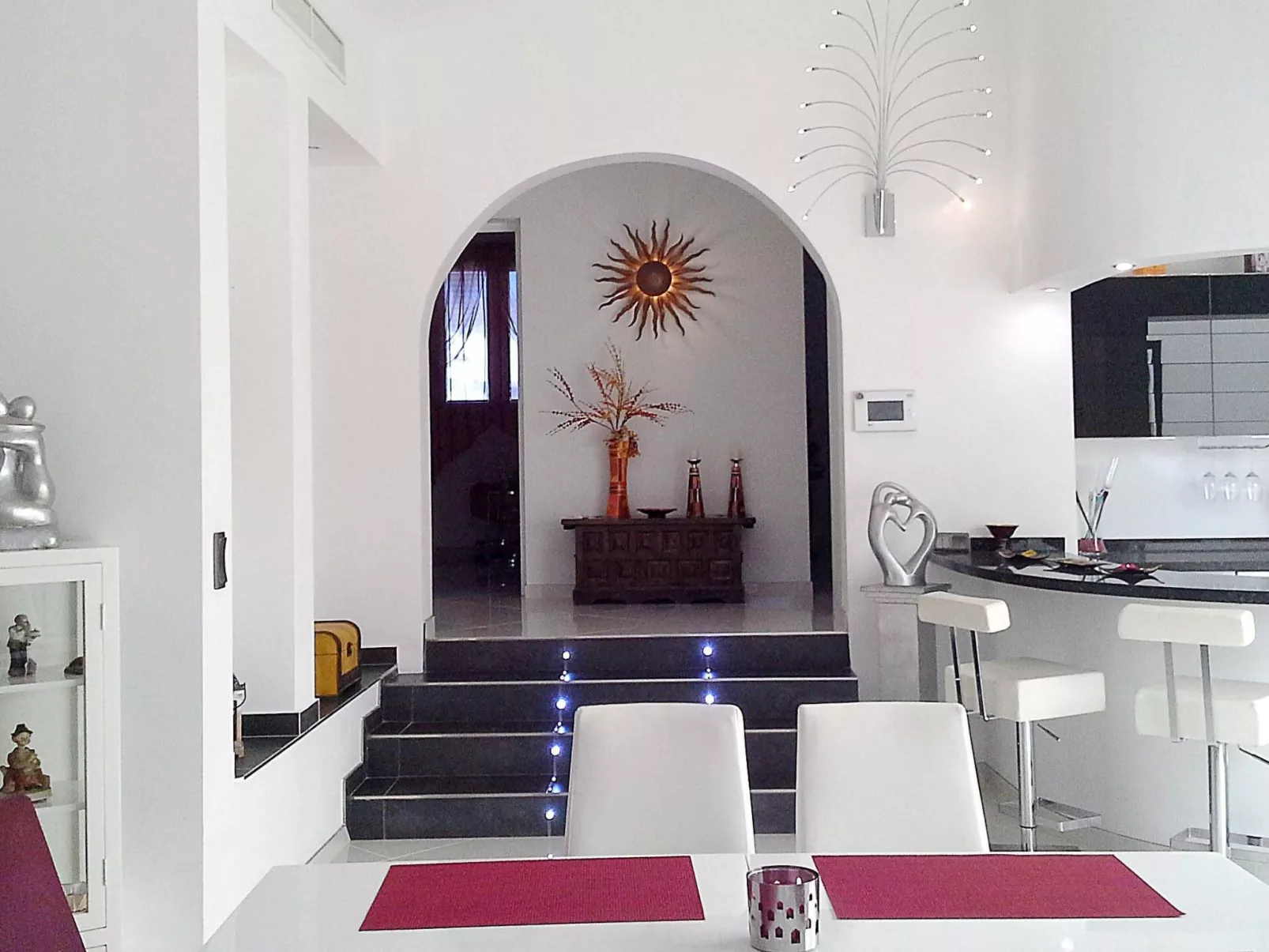 Sonniges Ferienhaus mit Grill, Garten und Pool-Inside