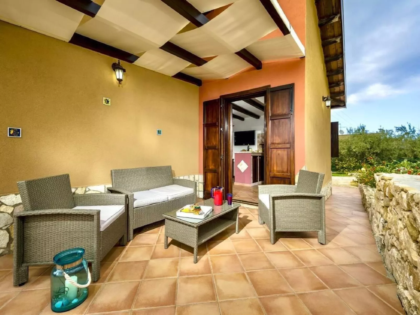 "Flavia" mit eigenem Pool-Outside