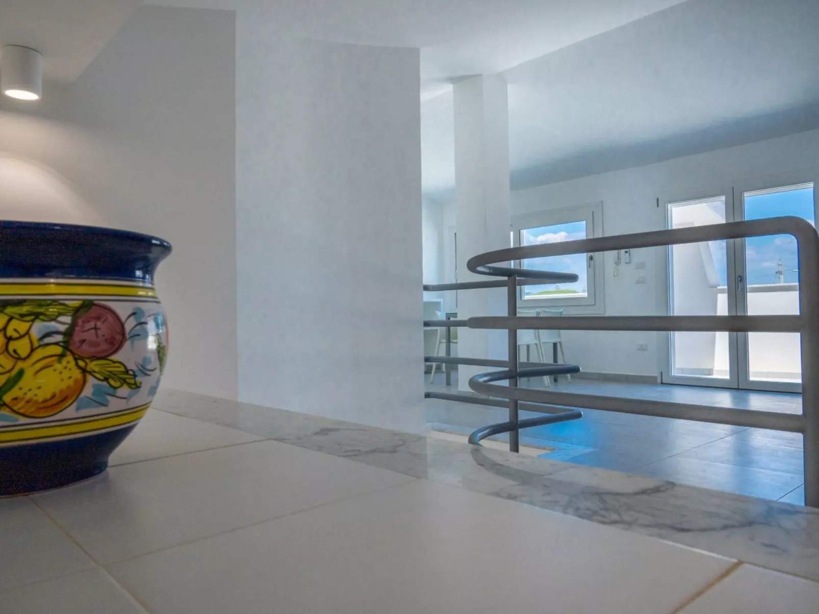 Für 10 Personen an der Küste Siziliens-Drinnen