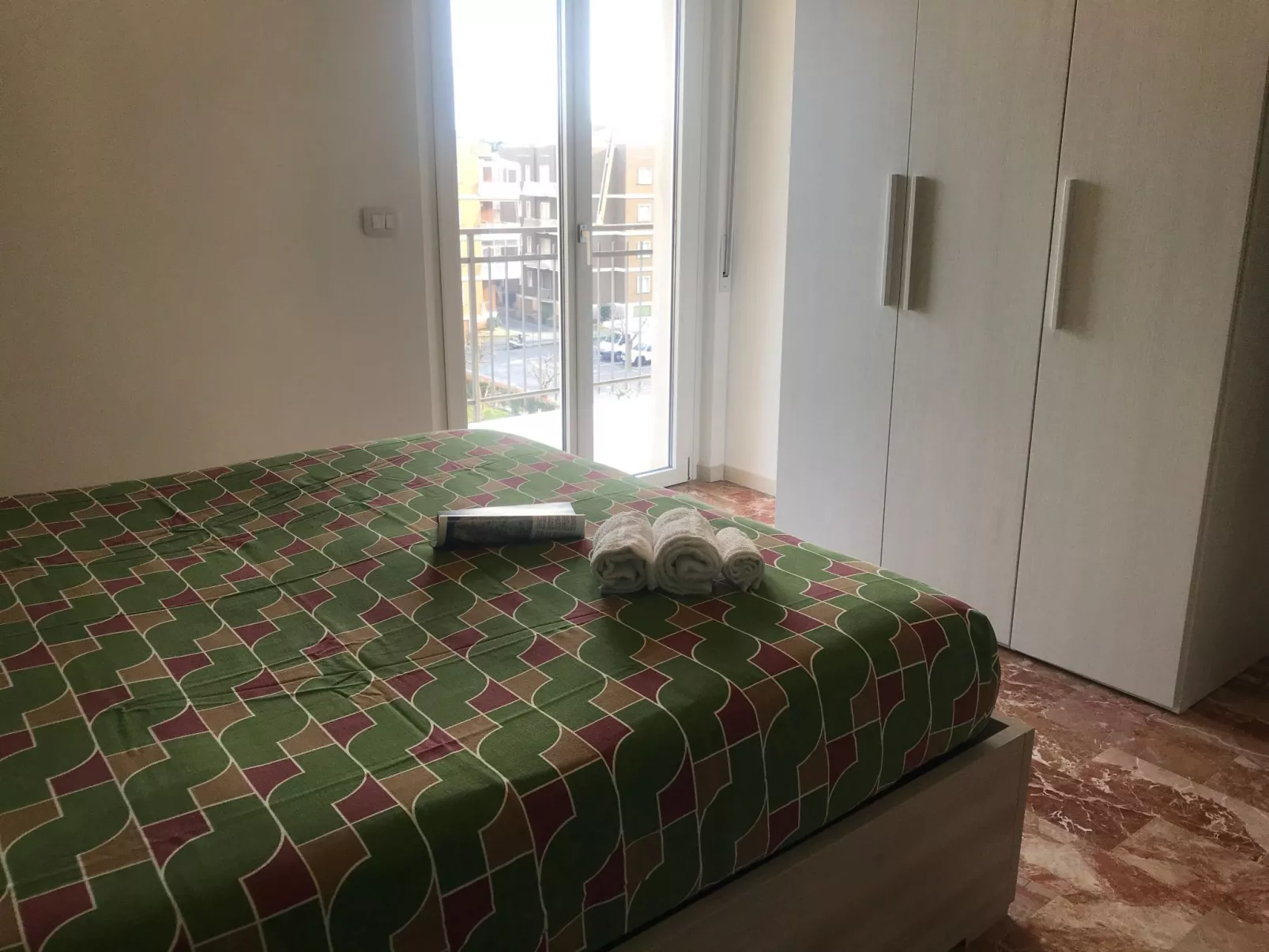 'White' mit Balkon-Drinnen